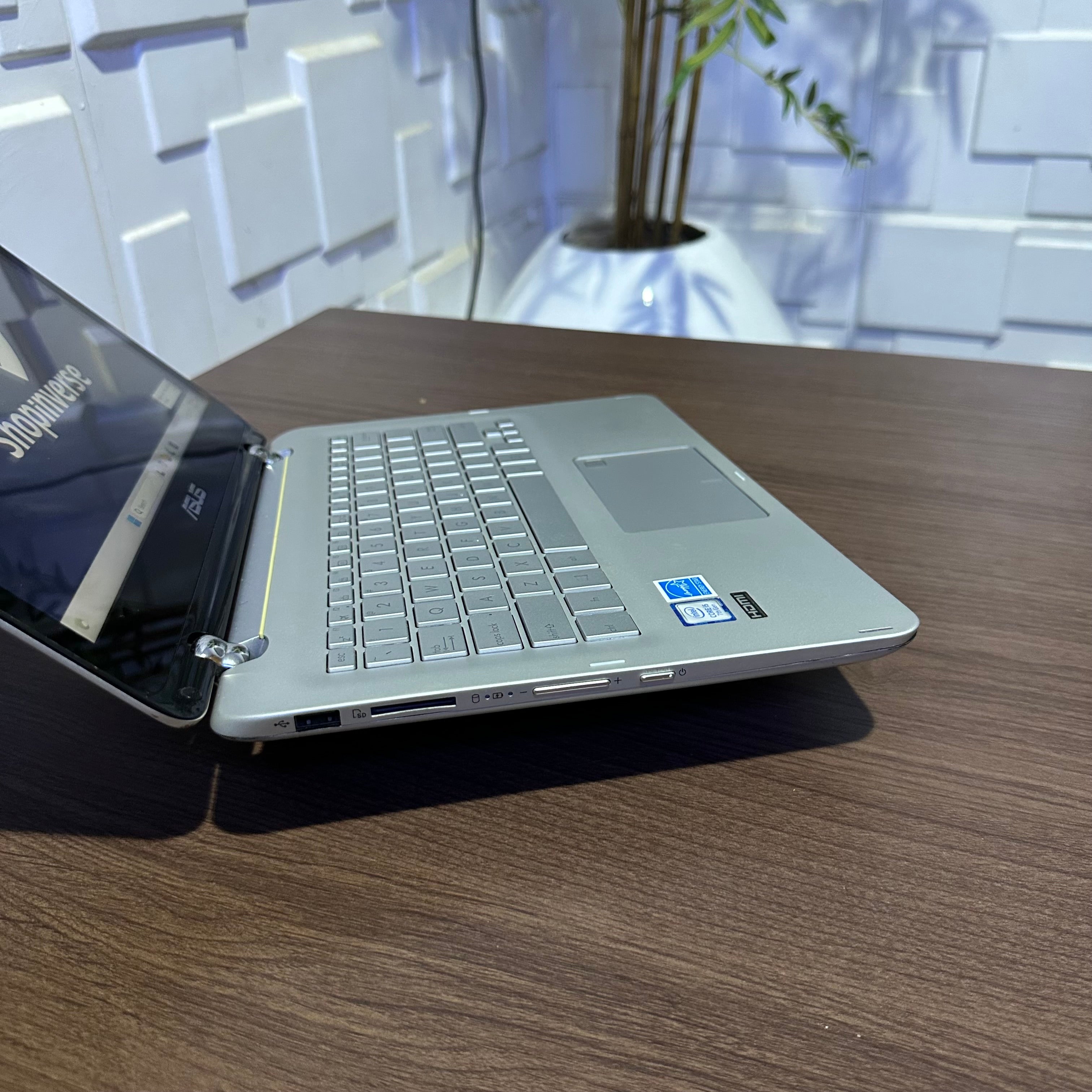 Asus Q304U - 7th Gen. Intel Core i5 - 1TB HDD - 4GB RAM - Touchscreen