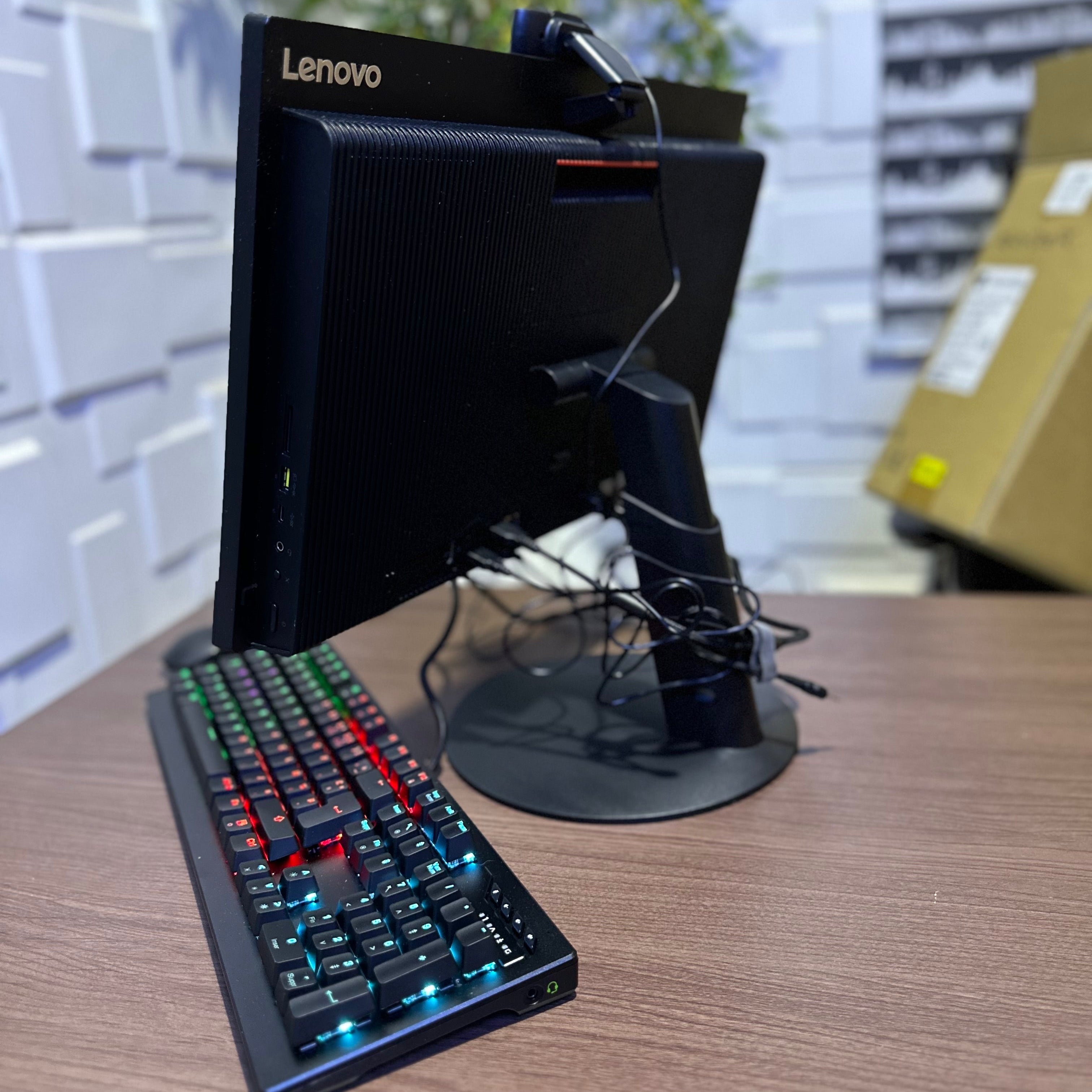 Lenovo ThinkCentre M820z All-in-One - 8th Gen. Intel Core i5 - 256GB SSD - 16GB RAM
