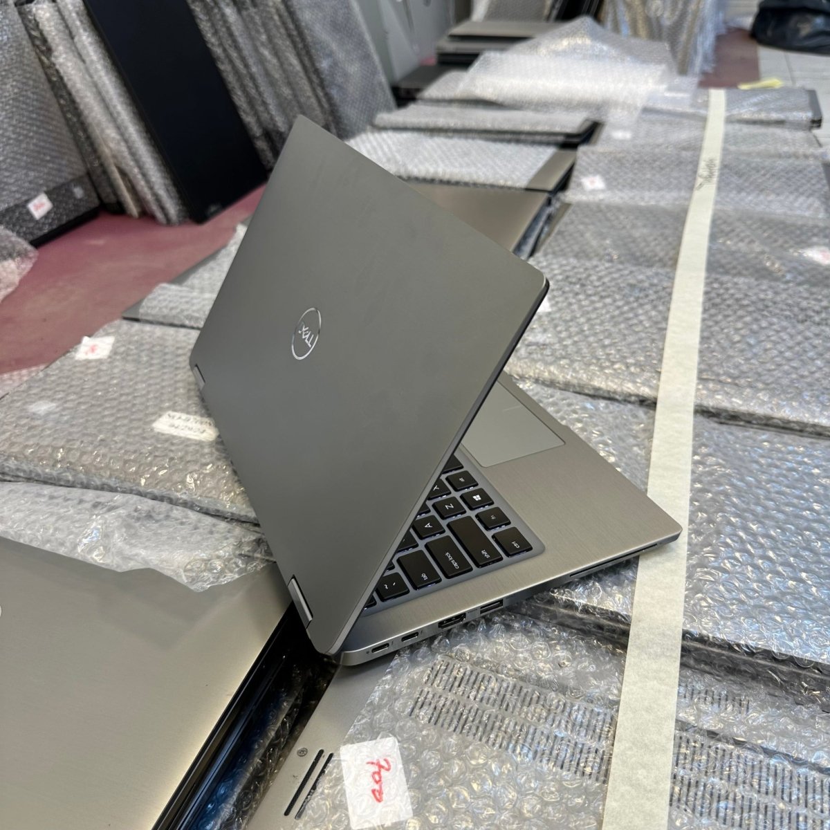 Dell Latitude 7400 2 - in - 1 - 8th Gen. Intel Core i7 - 512GB SSD - 16GB RAM - Keyboard Light - Touchscreen - Facial Recognition