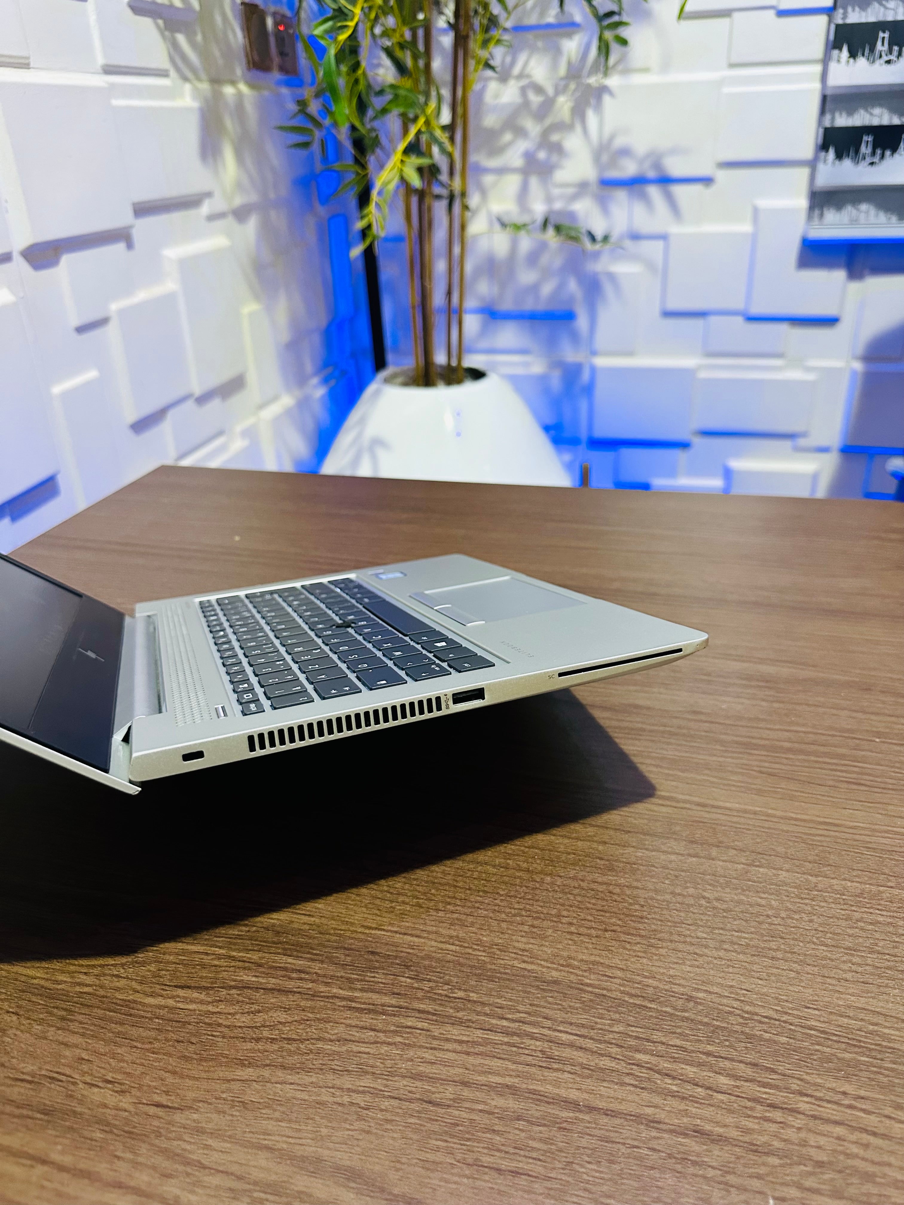 HP EliteBook 830 G5 - 8th Gen. Intel Core i5 - 256GB SSD - 8GB RAM