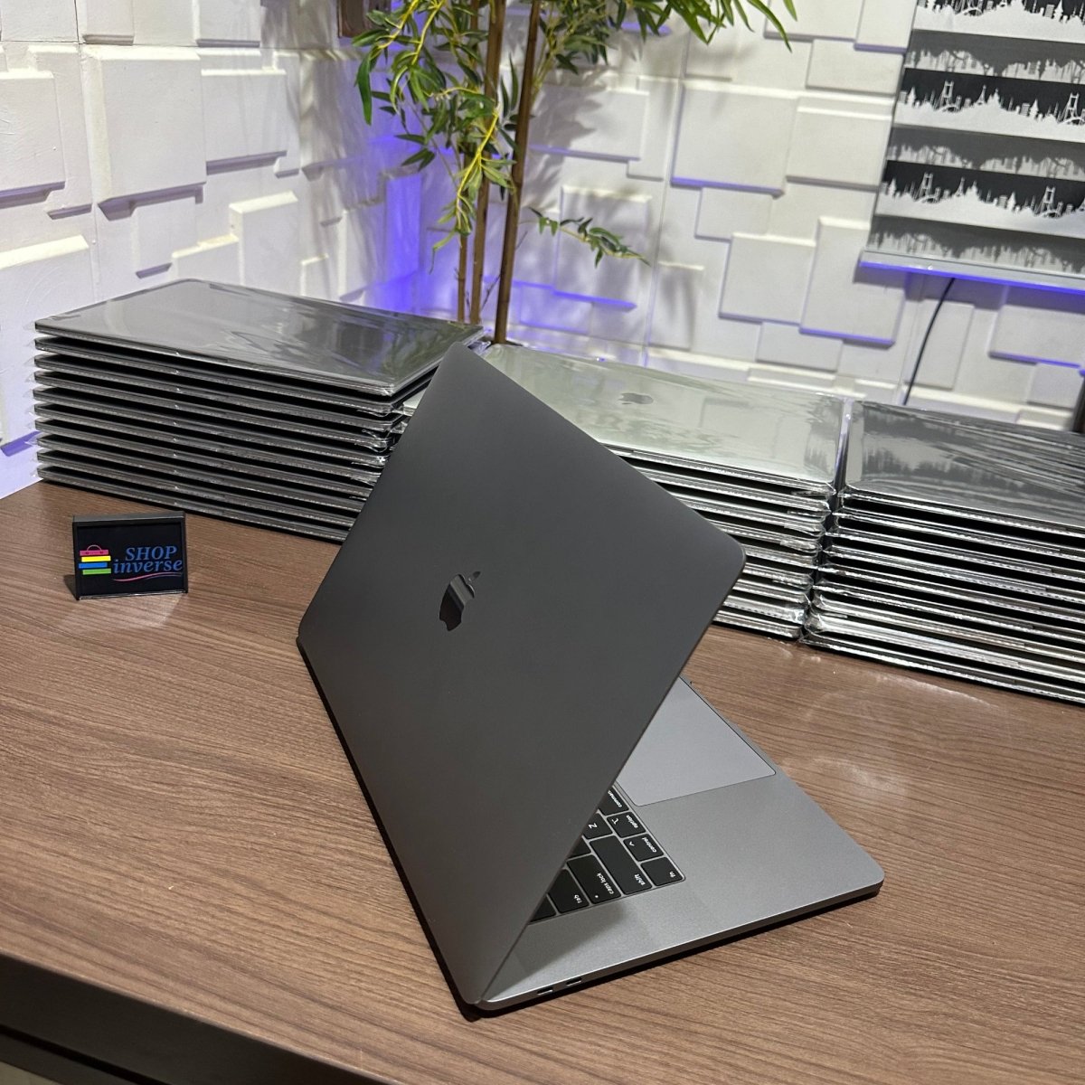 Apple MacBook Pro 2017 - Intel Core i7 - 500GB SSD - 16GB RAM - 2GB Dedicated Graphics - Touch ID - Touch Bar - Keyboard Light