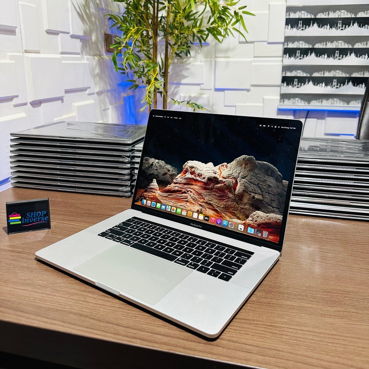 16 - inch Apple MacBook Pro 2019 - Intel Core i7 - 1TB SSD - 32GB RAM - 4GB Dedicated Graphics - Touch ID - Touch Bar - Keyboard Light