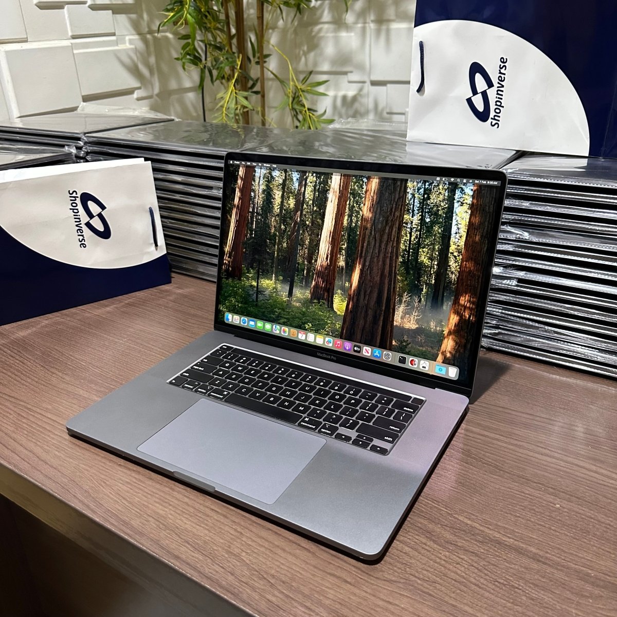 16 - inch Apple MacBook Pro 2019 - Intel Core i7 - 500GB SSD - 16GB RAM - 4GB Dedicated Graphics - Touch ID - Touch Bar - Keyboard Light