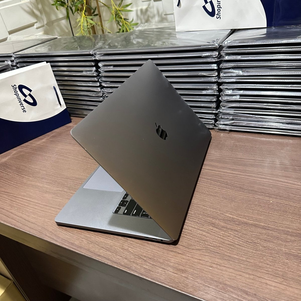 16 - inch Apple MacBook Pro 2019 - Intel Core i7 - 500GB SSD - 16GB RAM - 4GB Dedicated Graphics - Touch ID - Touch Bar - Keyboard Light