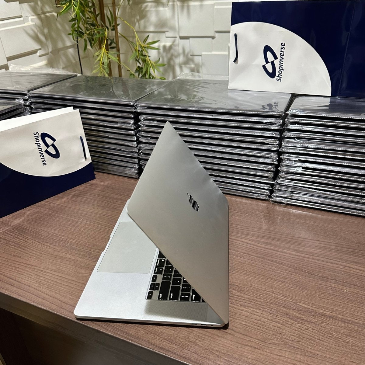 16 - inch Apple MacBook Pro 2019 - Intel Core i7 - 500GB SSD - 32GB RAM - 4GB Dedicated Graphics - Touch ID - Touch Bar - Keyboard Light