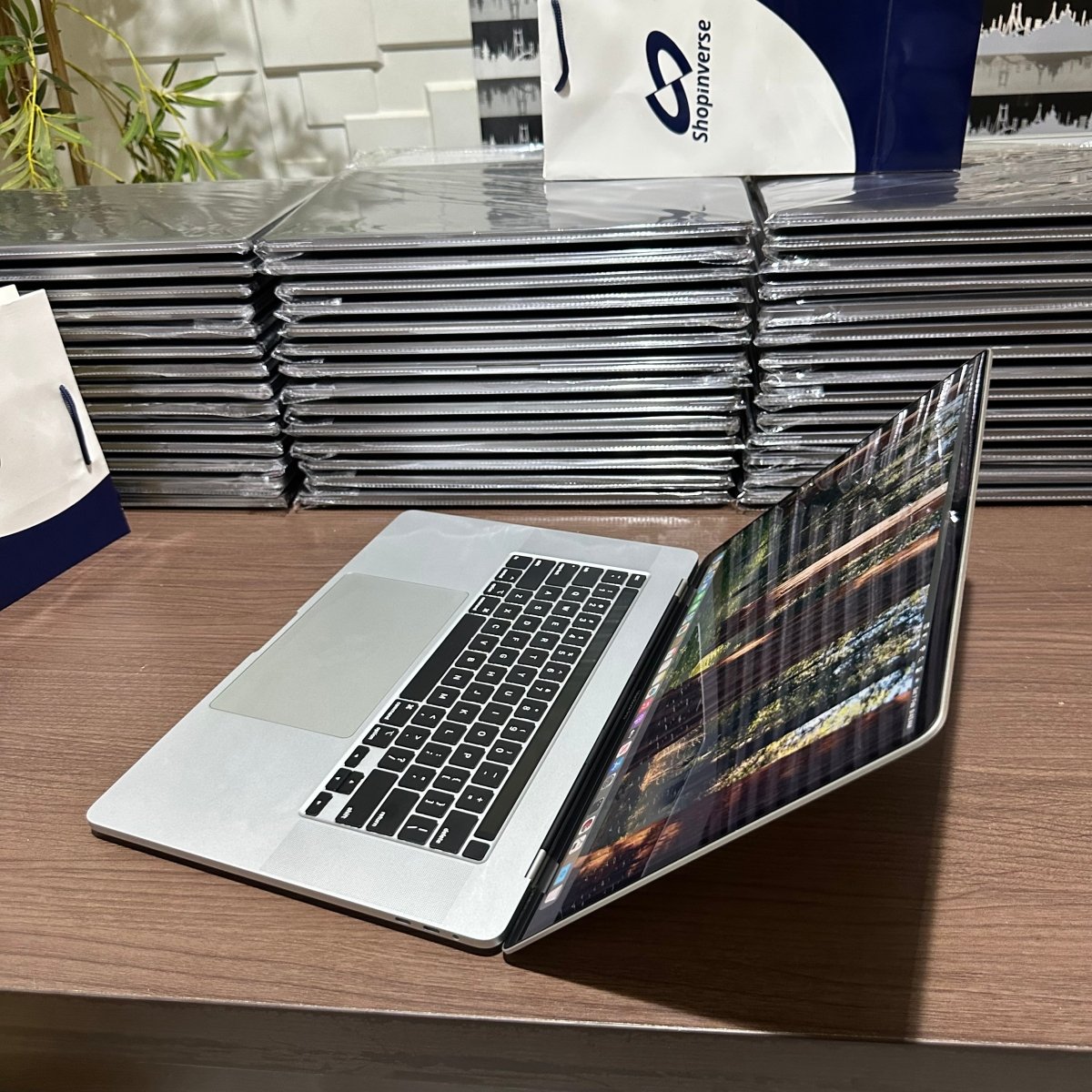 16 - inch Apple MacBook Pro 2019 - Intel Core i7 - 500GB SSD - 32GB RAM - 4GB Dedicated Graphics - Touch ID - Touch Bar - Keyboard Light
