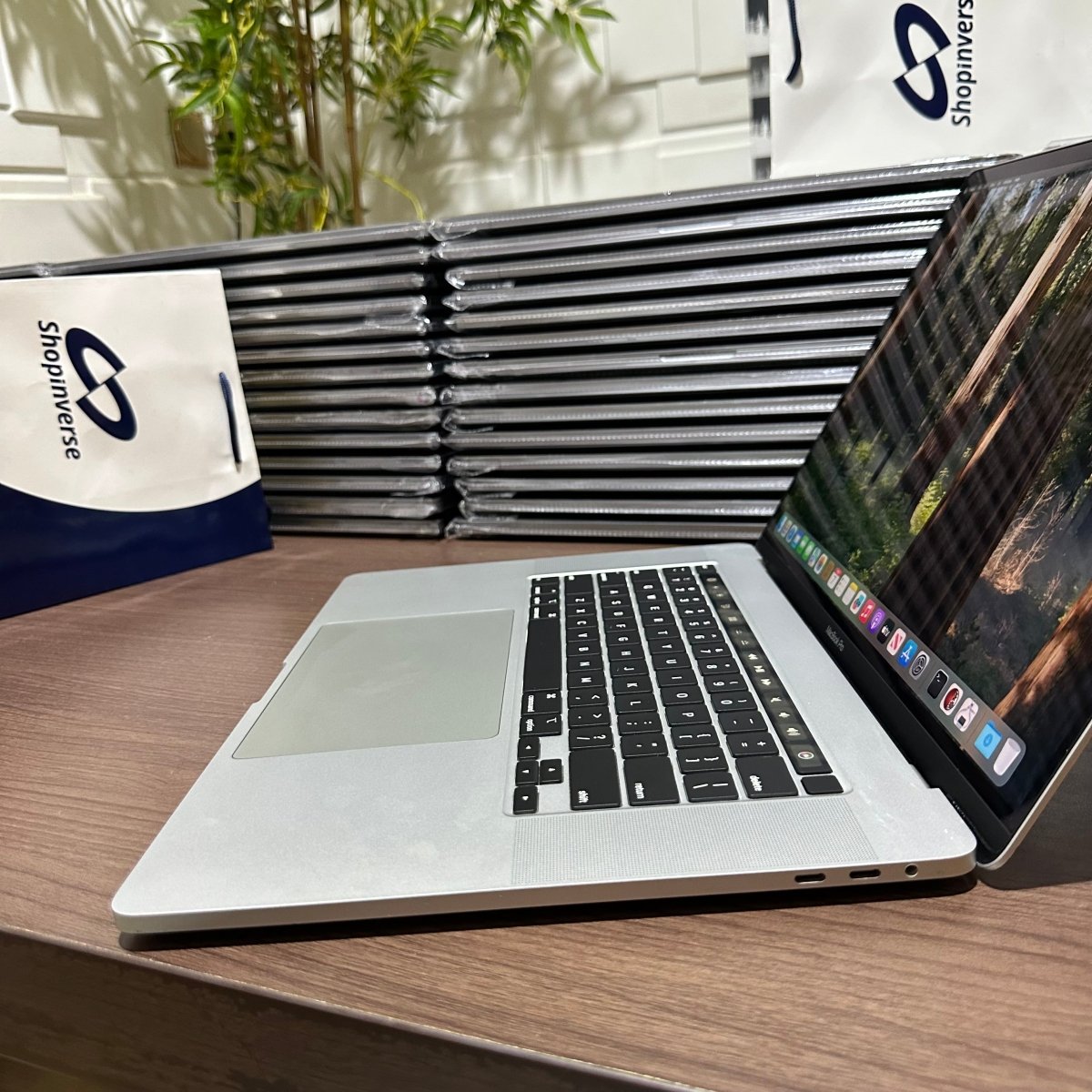 16 - inch Apple MacBook Pro 2019 - Intel Core i7 - 500GB SSD - 32GB RAM - 4GB Dedicated Graphics - Touch ID - Touch Bar - Keyboard Light