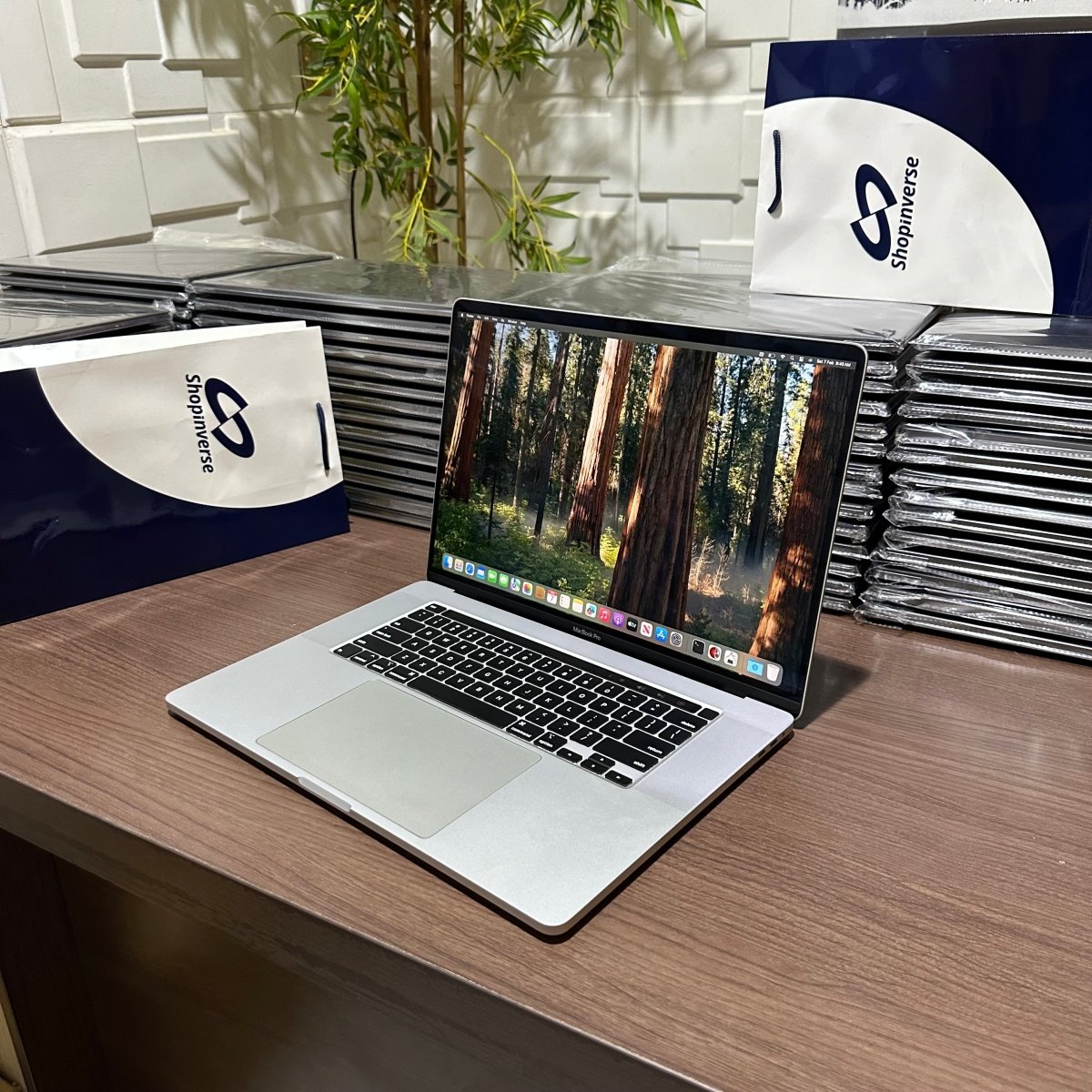 16 - inch Apple MacBook Pro 2019 - Intel Core i7 - 500GB SSD - 32GB RAM - 4GB Dedicated Graphics - Touch ID - Touch Bar - Keyboard Light