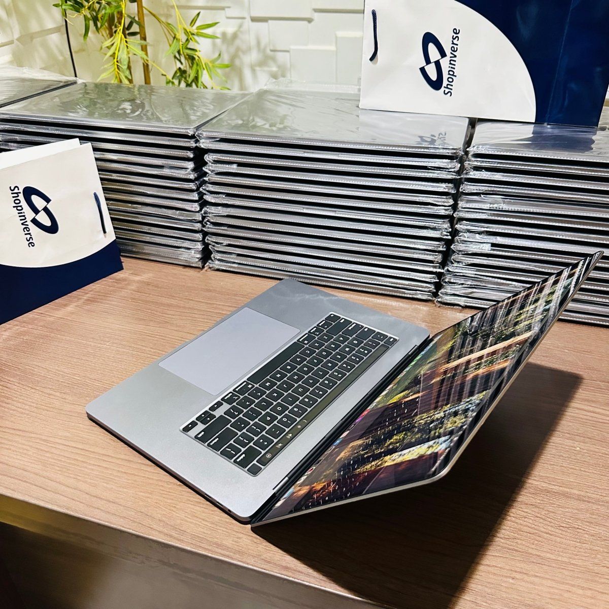 16 - inch Apple MacBook Pro 2019 - Intel Core i9 - 1TB SSD - 16GB RAM - 4GB Dedicated Graphics - Touch ID - Touch Bar - Keyboard Light