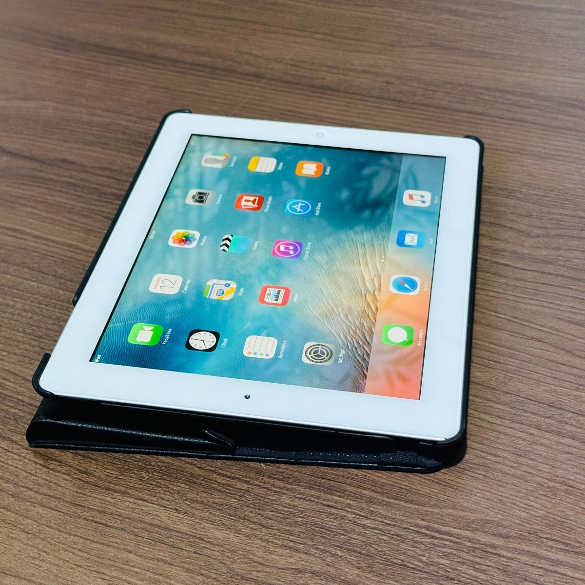 16GB Apple iPad 2 - WiFi - (Tiny crack on glass)