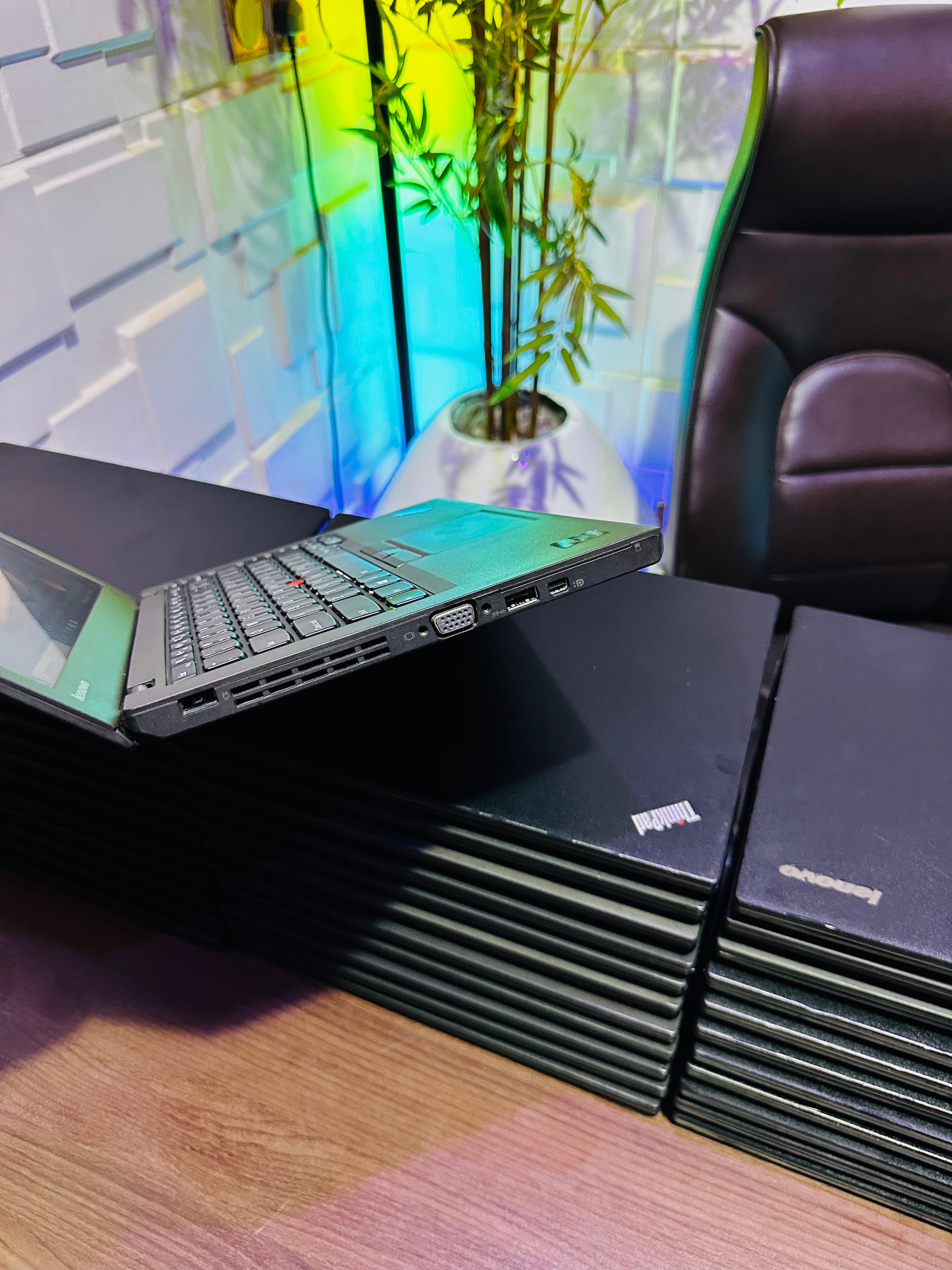 Lenovo ThinkPad X250 - Intel Core i5 - 256GB SSD - 8GB RAM - Keyboard Light - 2 Batteries - (Minor body crack)