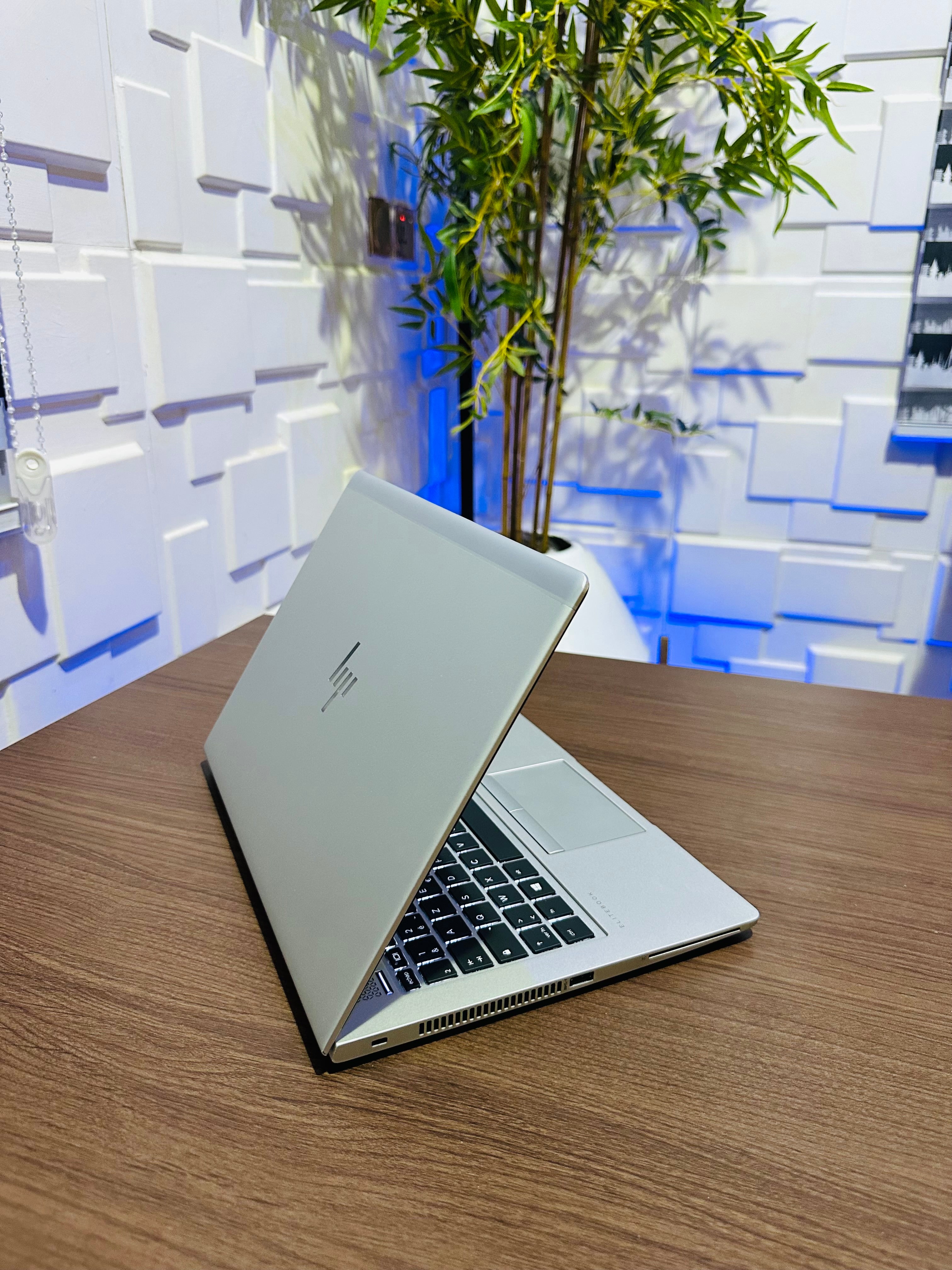 HP EliteBook 830 G5 - 8th Gen. Intel Core i5 - 256GB SSD - 8GB RAM