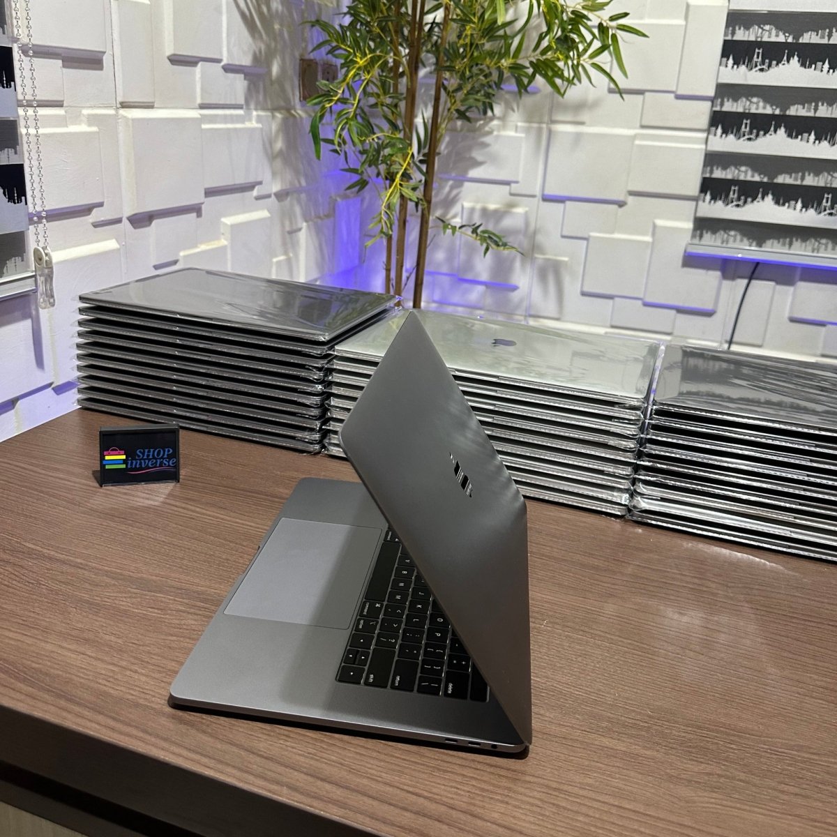 Apple MacBook Pro 2017 - Intel Core i7 - 500GB SSD - 16GB RAM - 2GB Dedicated Graphics - Touch ID - Touch Bar - Keyboard Light