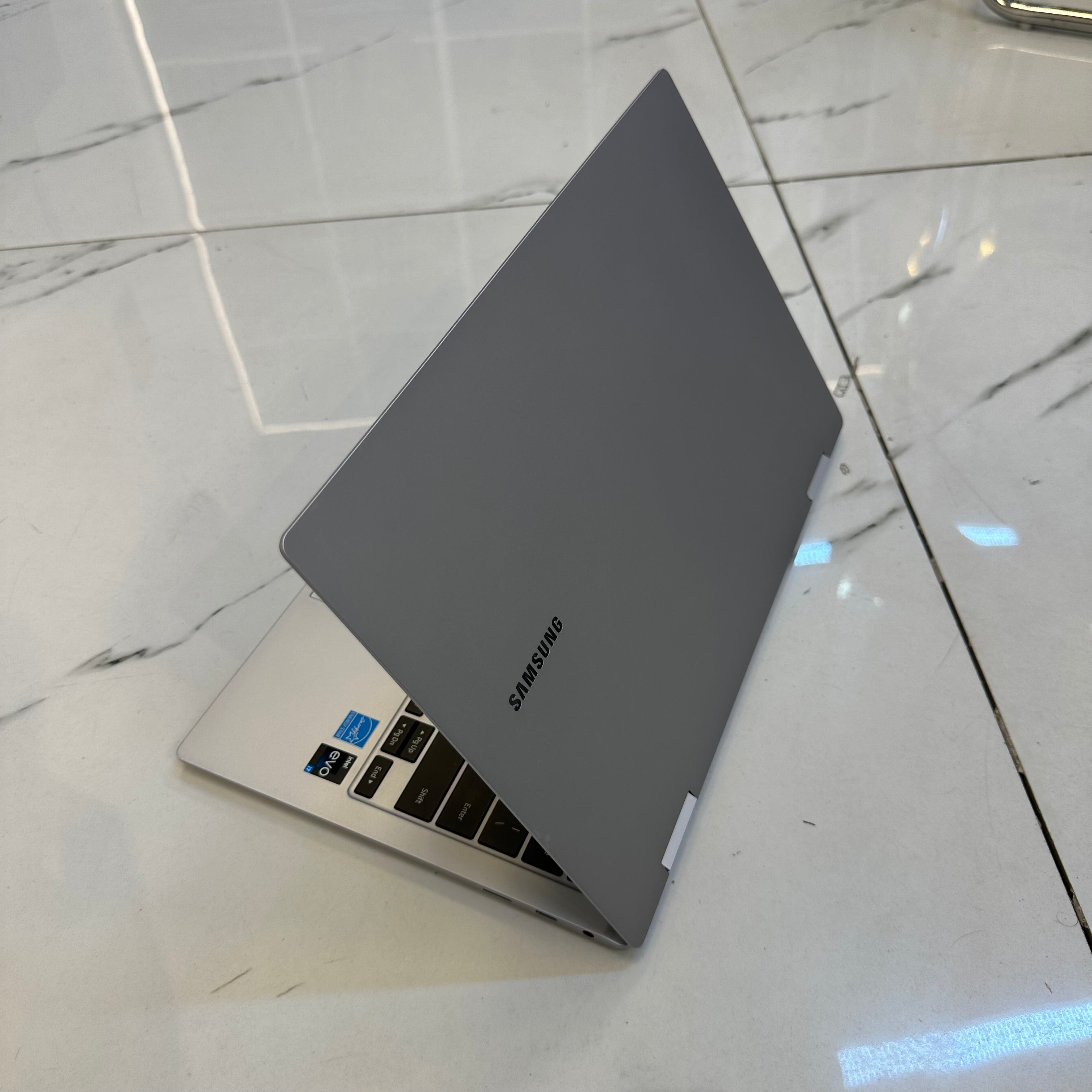 Samsung Galaxy Book 2 Pro 360 - 12th Gen. Intel Core i7 - 512GB SSD - 16GB RAM - Keyboard Light - Touchscreen