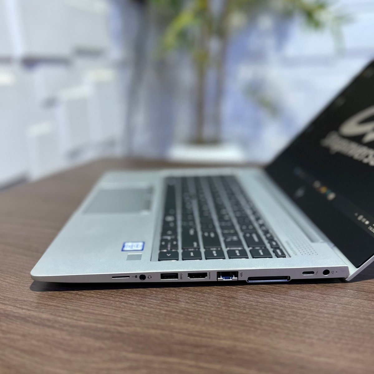 HP EliteBook 840 G5 - 8th Gen. Intel Core i5 - 256GB SSD - 8GB RAM - Keypad Light