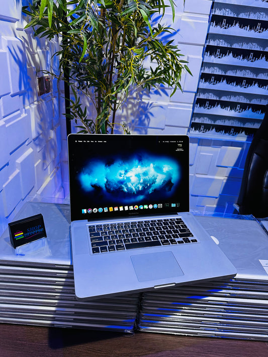 15-inch Apple MacBook Pro 2011 - Intel Core i7 - 500GB HDD - 4GB RAM - Keyboard Light