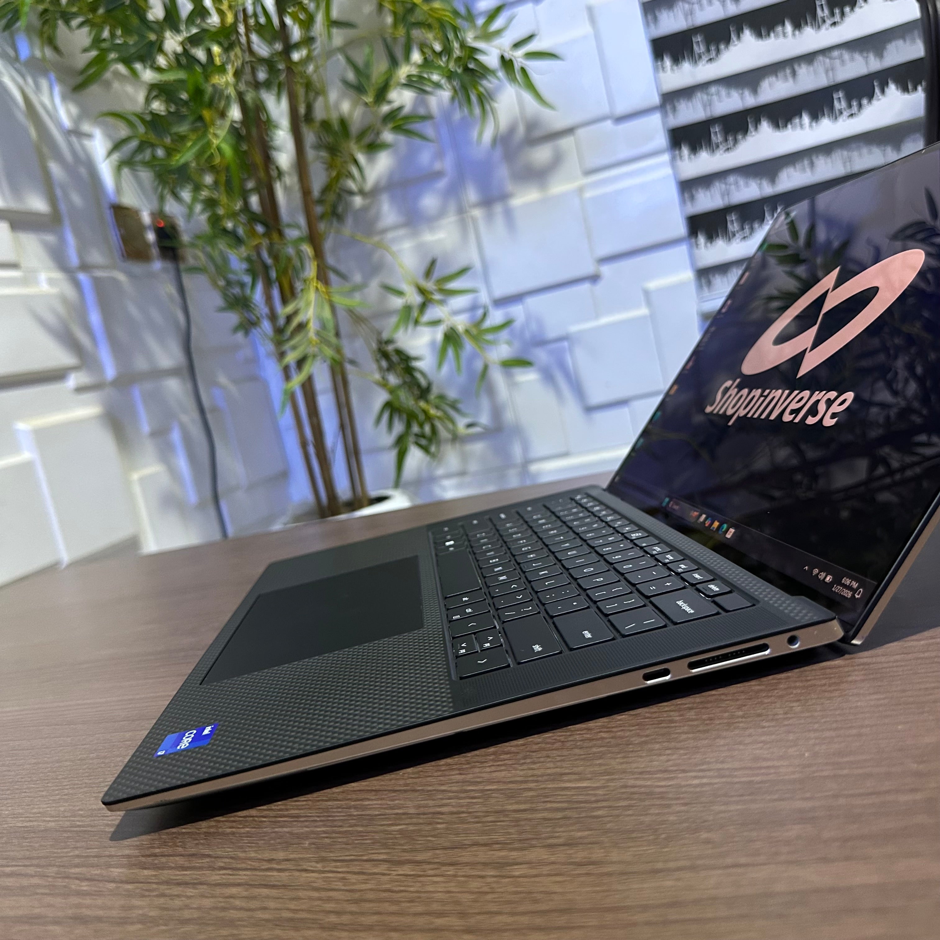 Dell XPS 17 9700 - 10th Gen Intel Core i9 - 512GB SSD - 16GB RAM - 6GB Nvidia GeForce RTX 2060 - Keyboard Light - 4K Display - Touchscreen - (Tiny line on screen)