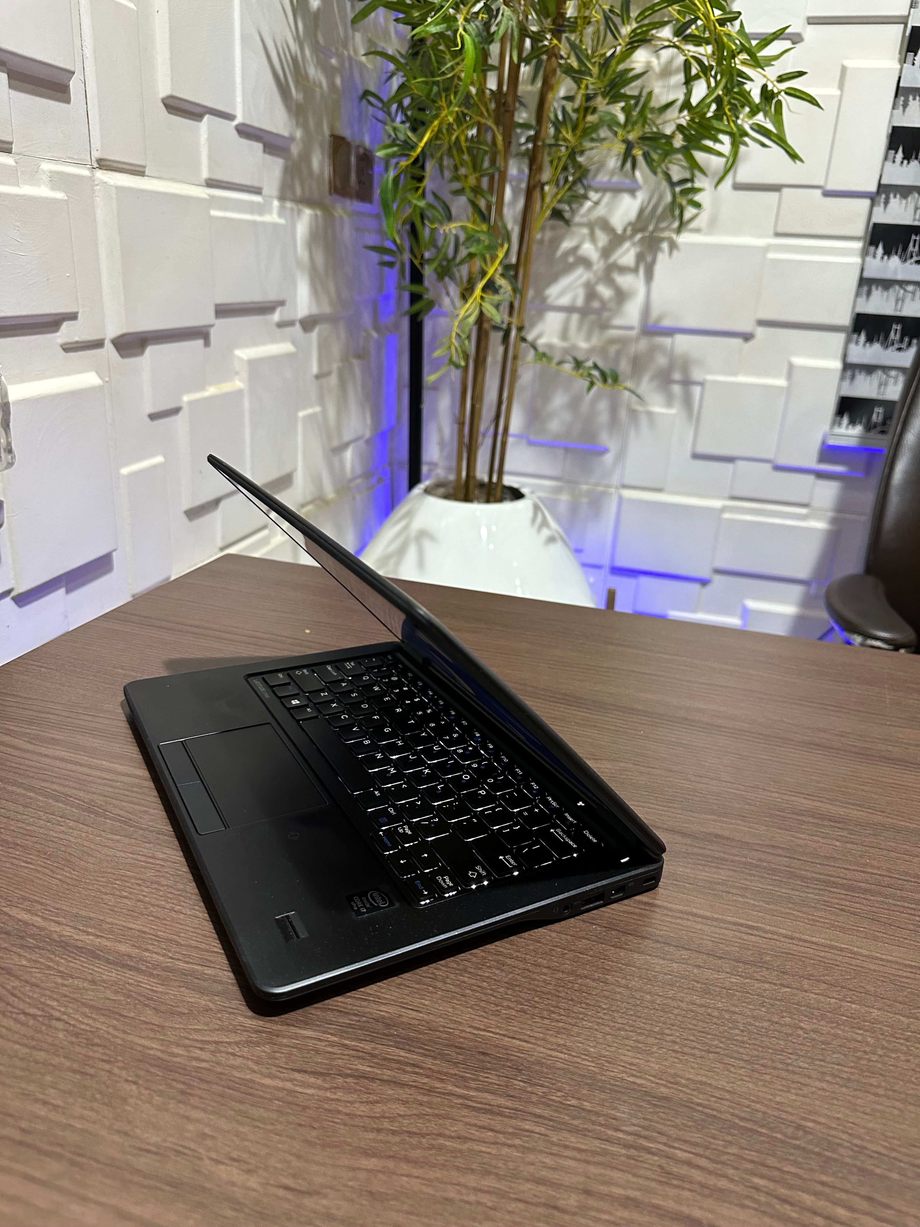 Dell Latitude E7250 - Intel Core i5 - 256GB SSD - 8GB RAM - Touchscreen - (Minor body scratch)