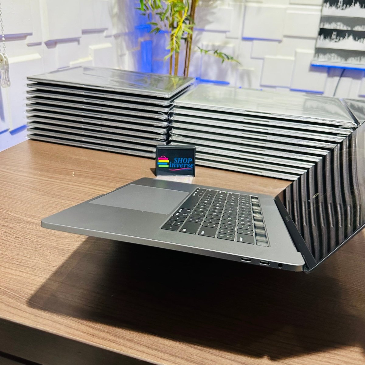 Apple MacBook Pro 2017 - Intel Core i7 - 500GB SSD - 16GB RAM - 2GB Dedicated Graphics - Touch ID - Touch Bar - Keyboard Light