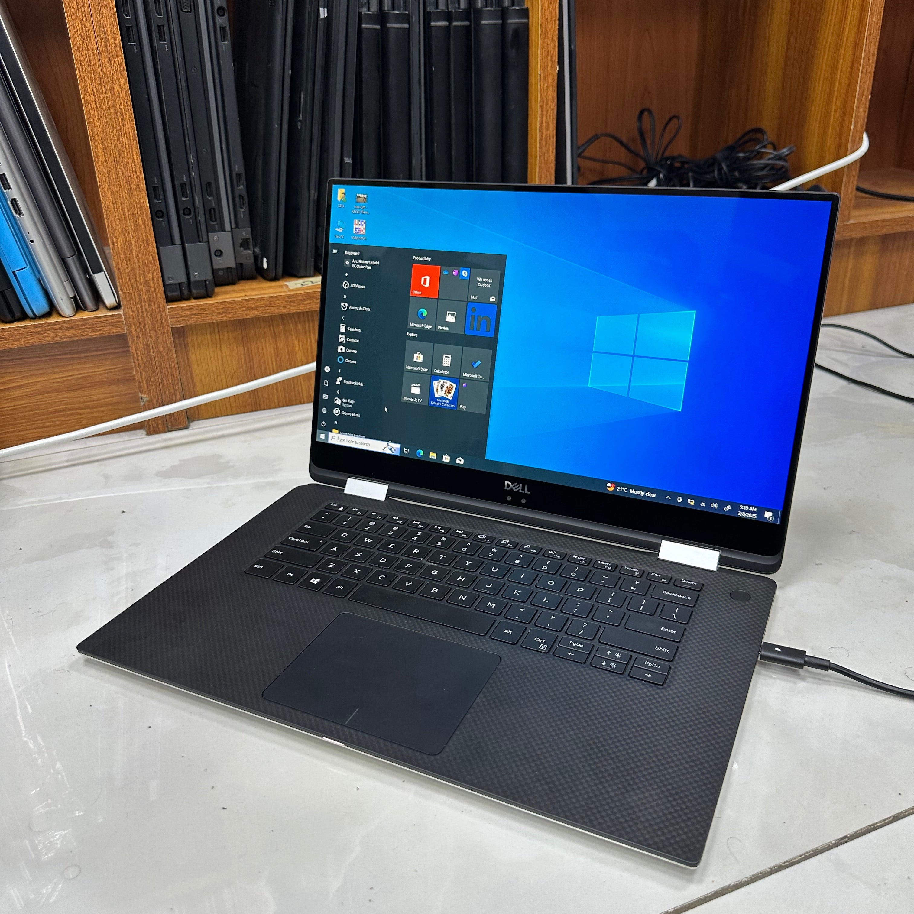 Dell XPS 15 9575 2-in-1 | 8th Gen Core i5 | 8GB RAM | 512GB SSD | 4GB Graphics | Touchscreen | Backlit Keyboard