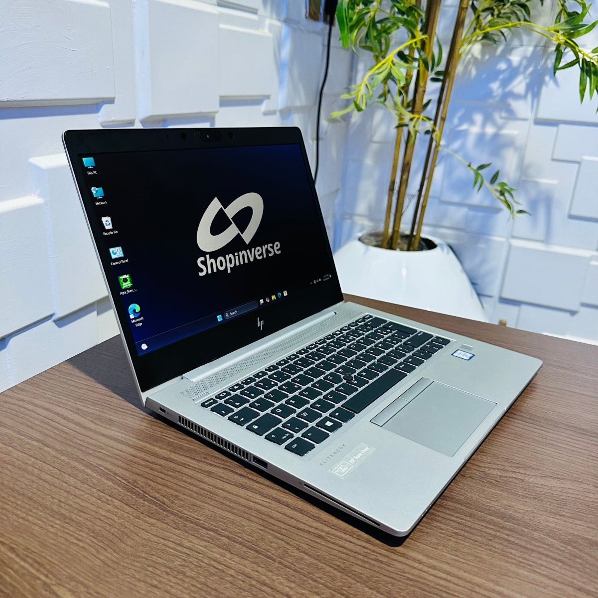 HP EliteBook 830 G5 - 8th Gen. Intel Core i5 - 256GB SSD - 8GB RAM - Keypad Light