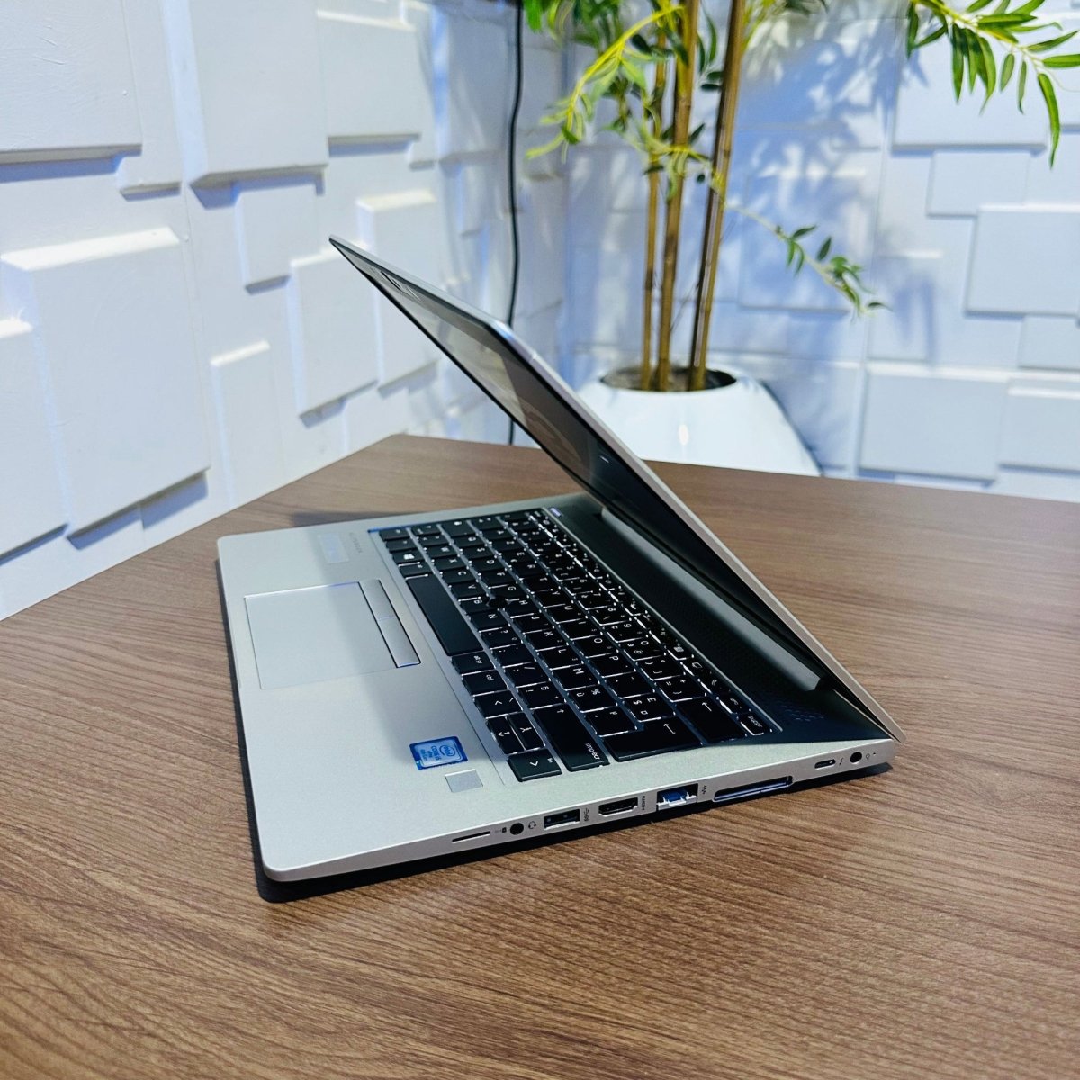 HP EliteBook 830 G5 - 8th Gen. Intel Core i5 - 256GB SSD - 8GB RAM - Keypad Light