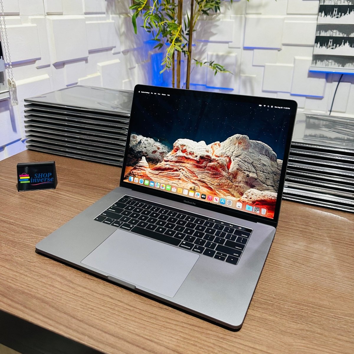 16 - inch Apple MacBook Pro 2019 - Intel Core i9 - 512GB SSD - 32GB RAM - 4GB Dedicated Graphics - Touch ID - Touch Bar - Keyboard Light