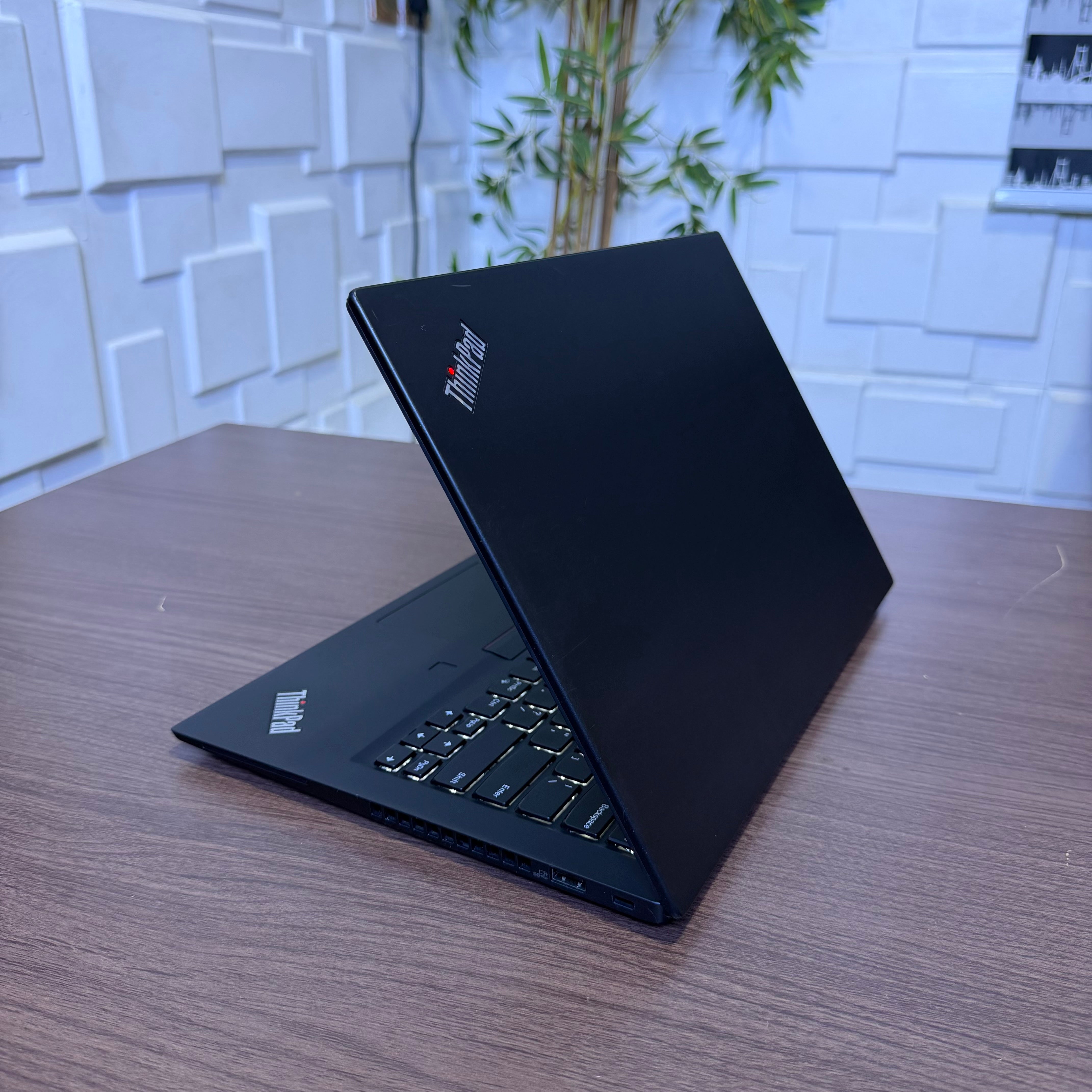 Lenovo ThinkPad T490s | 8th Gen Core i5 | 8GB RAM | 256GB SSD | Full HD | Backlit Keyboard