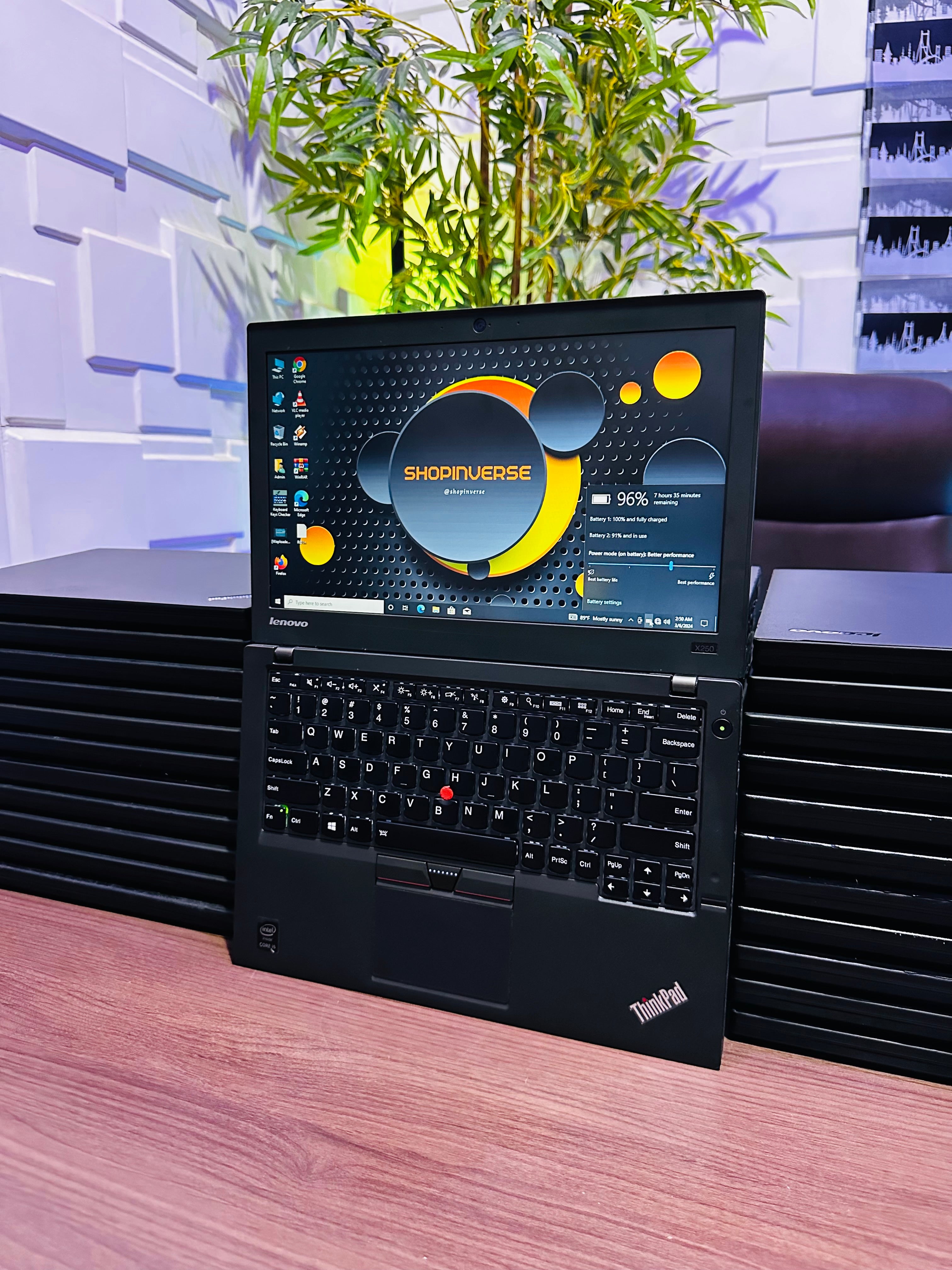 Lenovo ThinkPad X250 - Intel Core i5 - 256GB SSD - 8GB RAM - Keyboard Light - 2 Batteries - (Minor body crack)