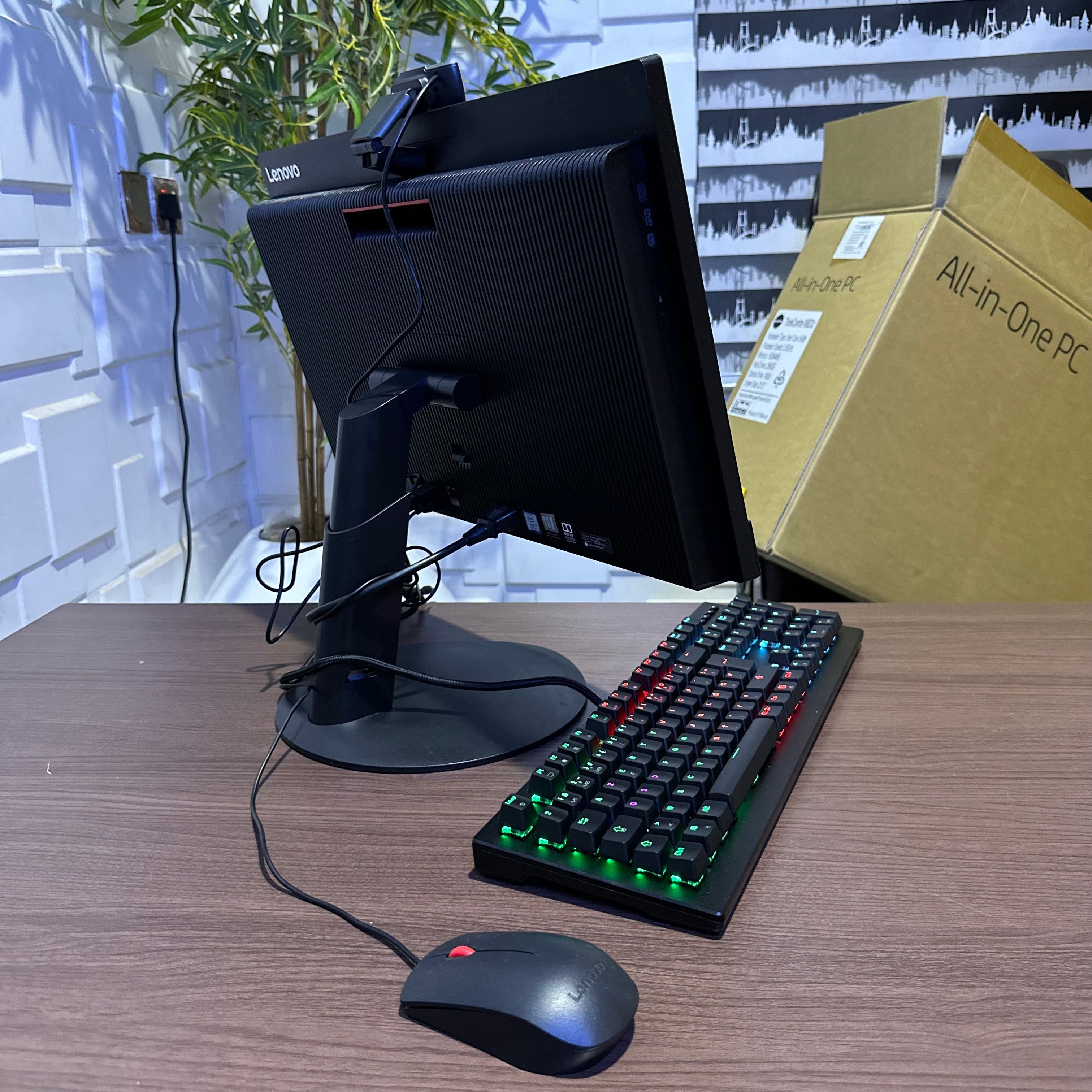 Lenovo ThinkCentre M820z All-in-One - 8th Gen. Intel Core i5 - 256GB SSD - 16GB RAM