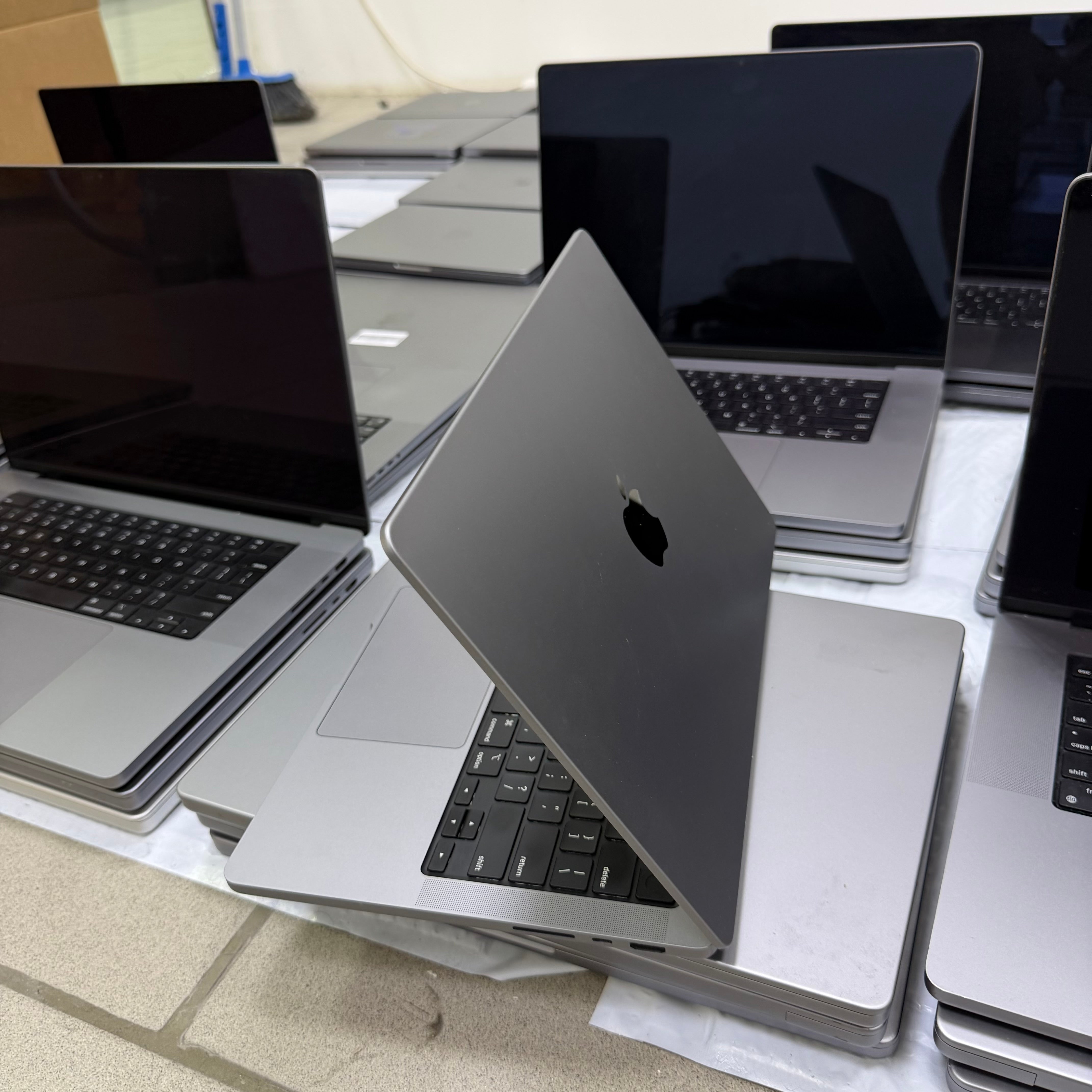 Apple MacBook Pro 14-inch (2021) | Apple M1 Pro | 16GB Unified Memory | 512GB SSD | Touch ID | Backlit Keyboard