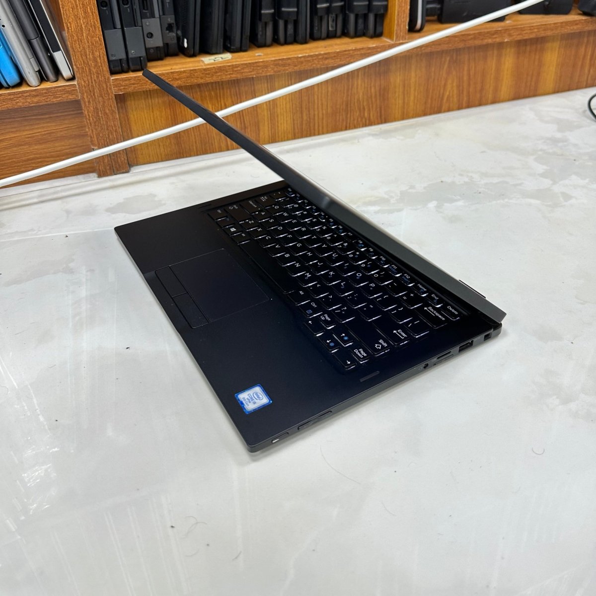 Dell Latitude 7390 2 - in - 1 - 8th Gen. Intel Core i7 - 256GB SSD - 16GB RAM - Keyboard Light - Touchscreen