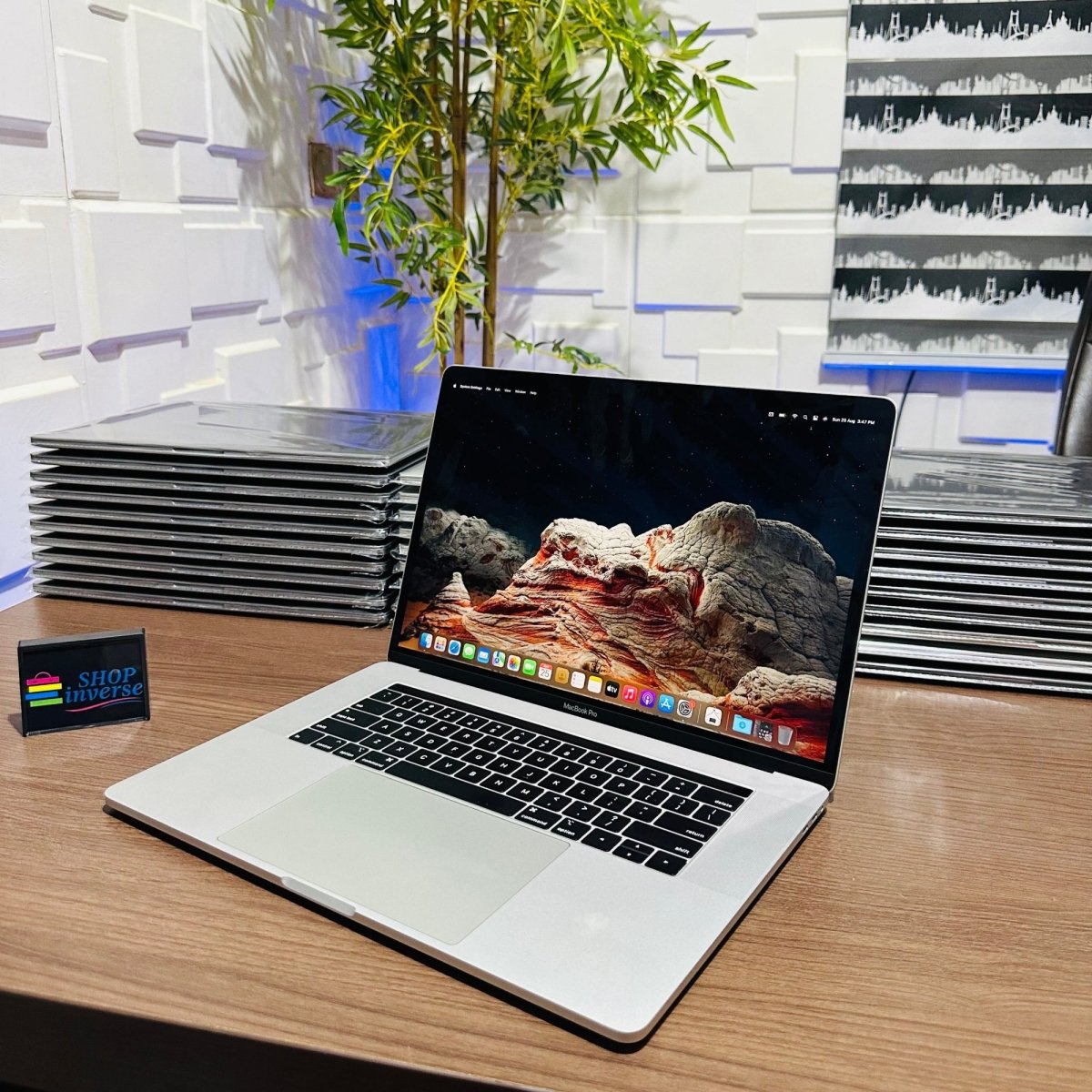 16 - inch Apple MacBook Pro 2019 - Intel Core i9 - 512GB SSD - 32GB RAM - 4GB Dedicated Graphics - Touch ID - Touch Bar - Keyboard Light
