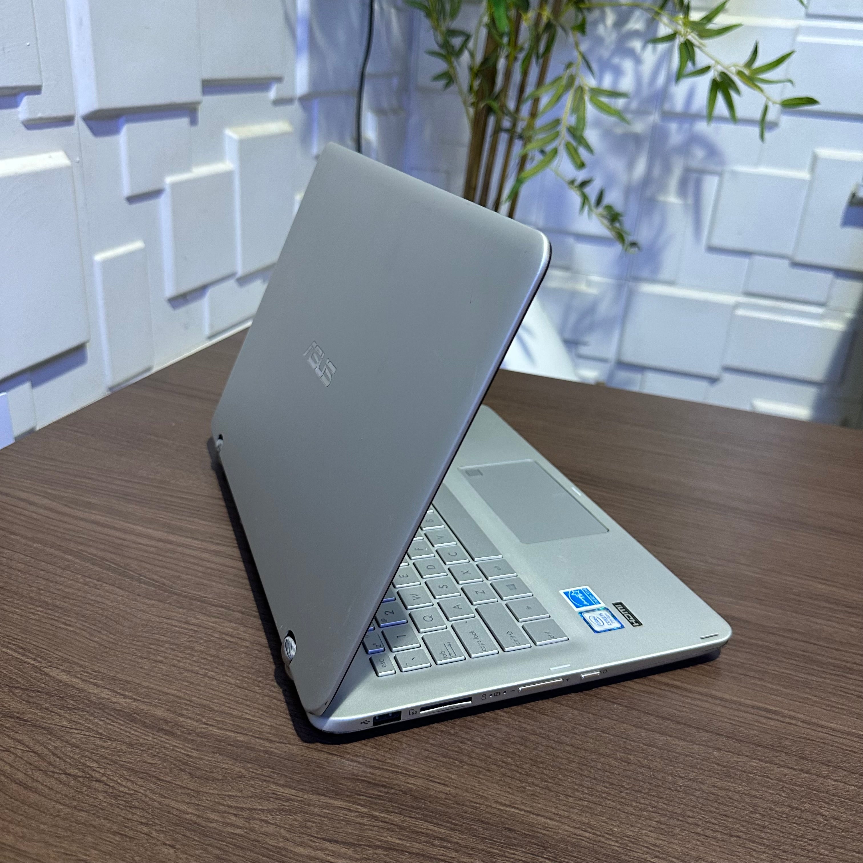 Asus Q304U - 7th Gen. Intel Core i5 - 1TB HDD - 4GB RAM - Touchscreen