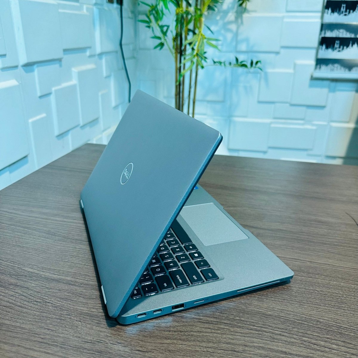 Dell Latitude 5320 - 11th Gen. Intel Core i5 - 256GB SSD - 8GB RAM