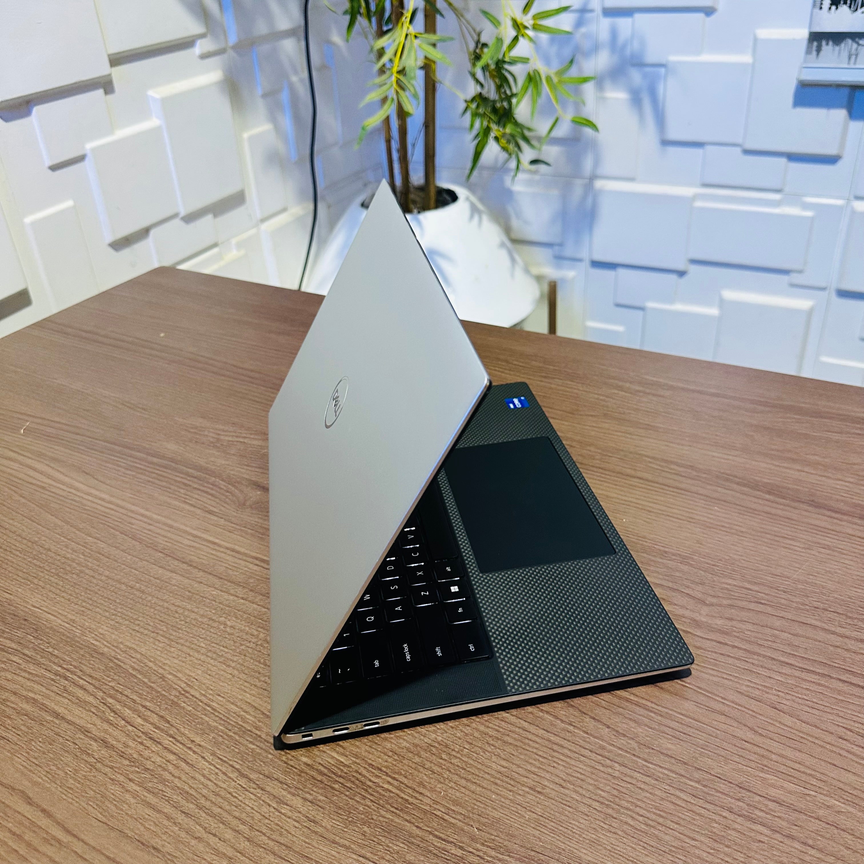 Dell XPS 15 9500 - 10th Gen Intel Core i7 - 512GB SSD - 16GB RAM - 4GB Nvidia GeForce GTX 1650 Ti - 4K Display - Touchscreen - Keyboard Light