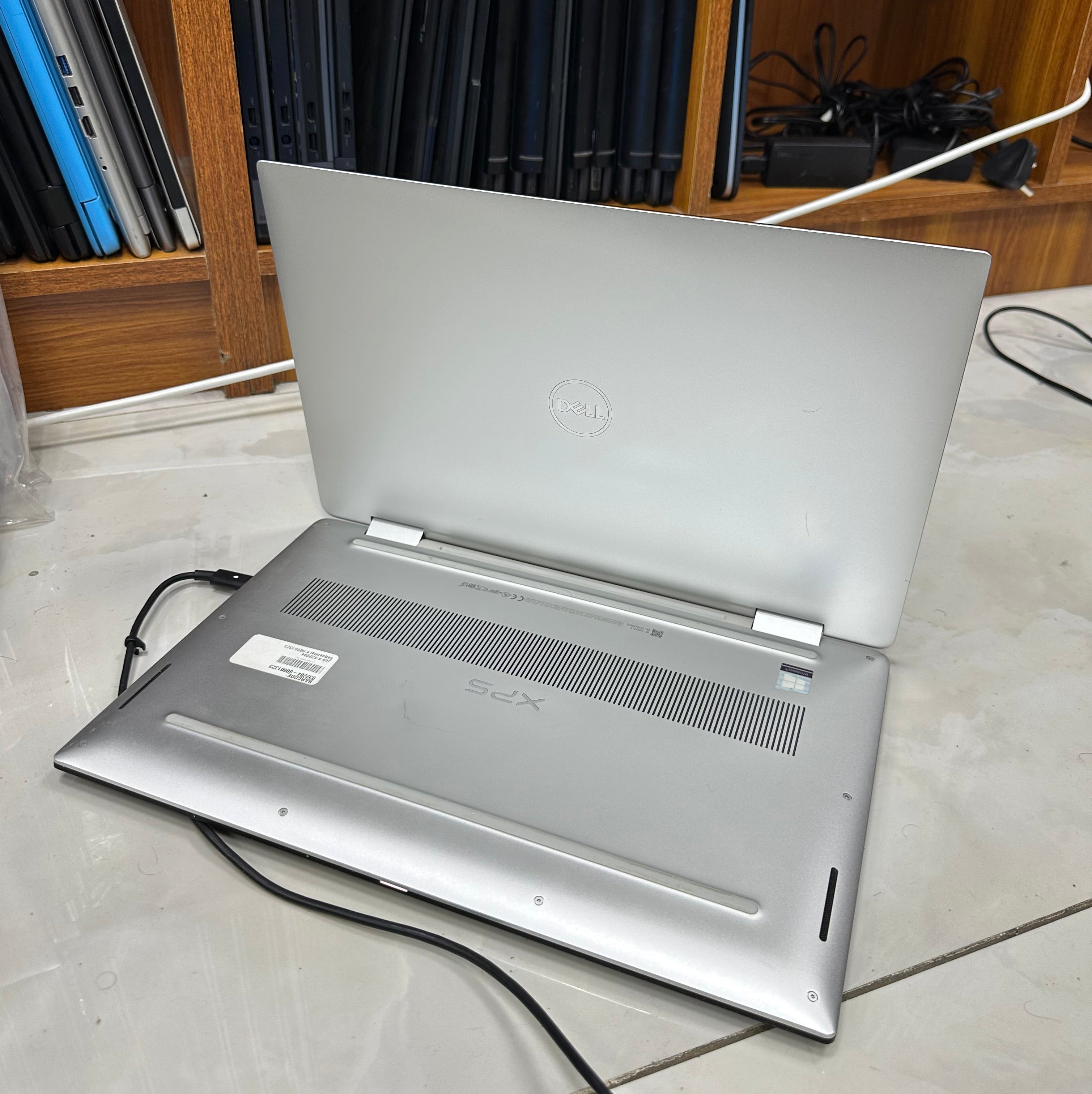 Dell XPS 15 9575 2-in-1 | 8th Gen Core i5 | 8GB RAM | 512GB SSD | 4GB Graphics | Touchscreen | Backlit Keyboard