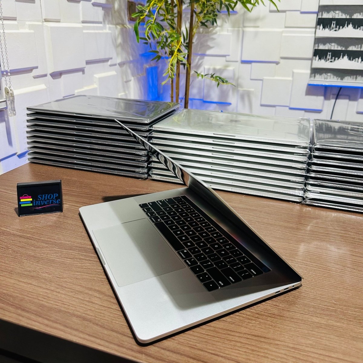 16 - inch Apple MacBook Pro 2019 - Intel Core i9 - 512GB SSD - 32GB RAM - 4GB Dedicated Graphics - Touch ID - Touch Bar - Keyboard Light