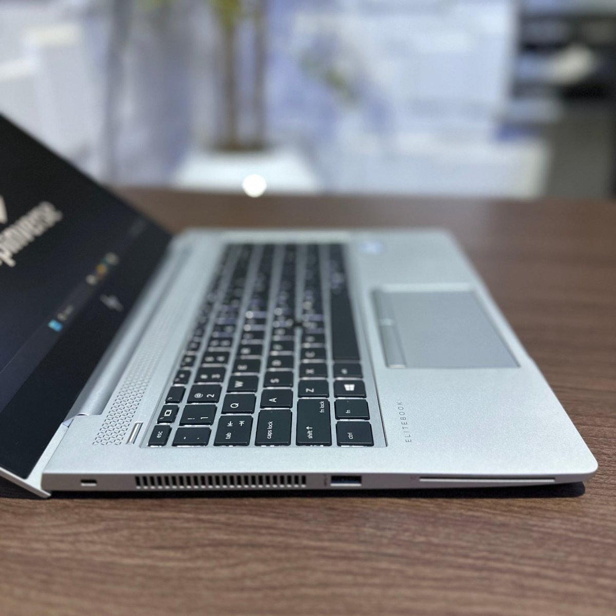 HP EliteBook 840 G5 - 8th Gen. Intel Core i5 - 256GB SSD - 8GB RAM - Keypad Light