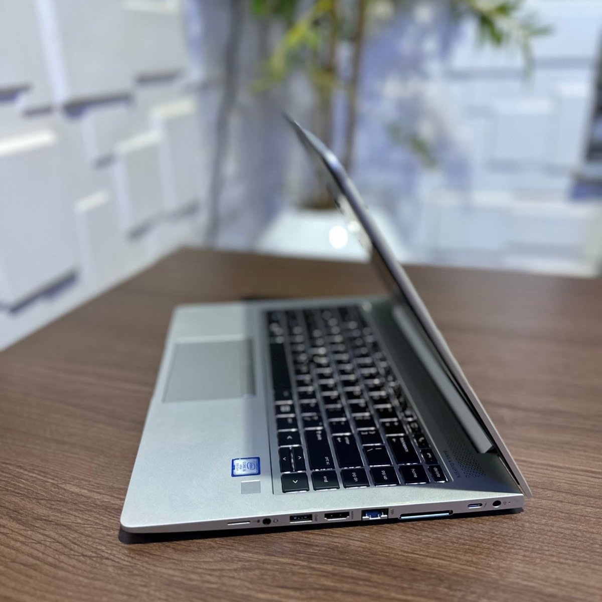 HP EliteBook 840 G5 - 8th Gen. Intel Core i5 - 256GB SSD - 8GB RAM - Keypad Light