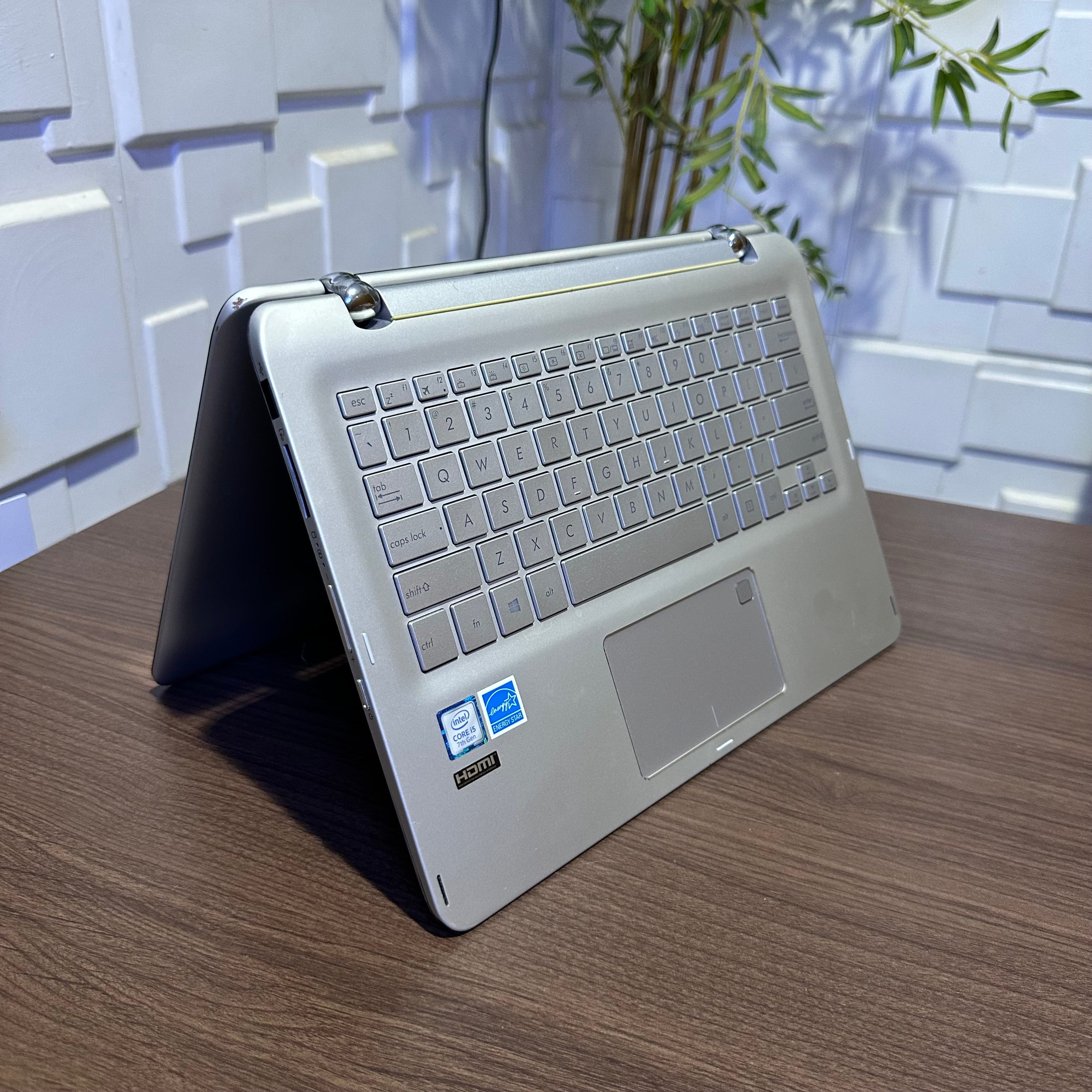 Asus Q304U - 7th Gen. Intel Core i5 - 1TB HDD - 4GB RAM - Touchscreen
