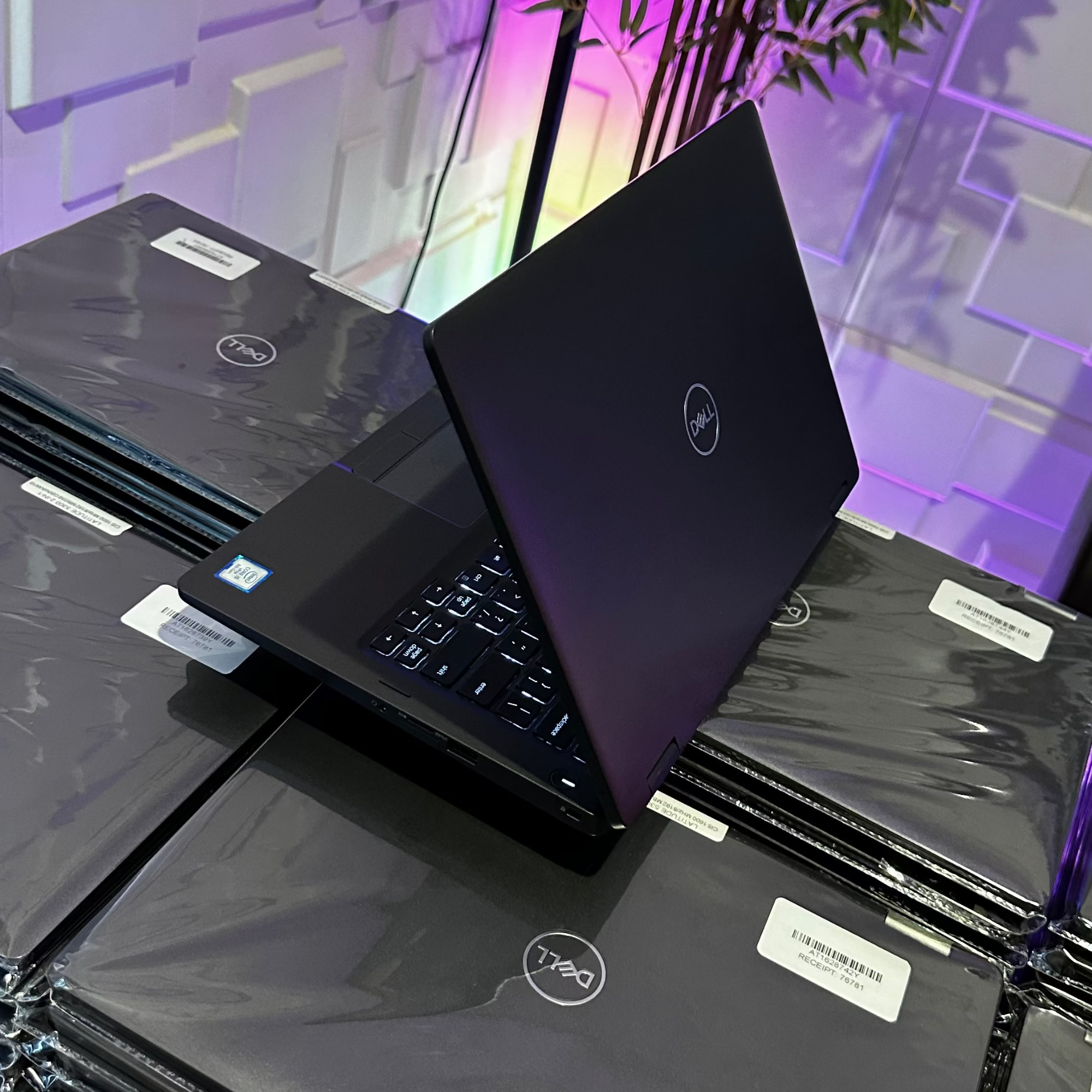 Dell Latitude 5300 2 - in - 1 - 8th Gen. Intel Core i7 - 256GB SSD - 8GB RAM - Touchscreen - Keyboard Light