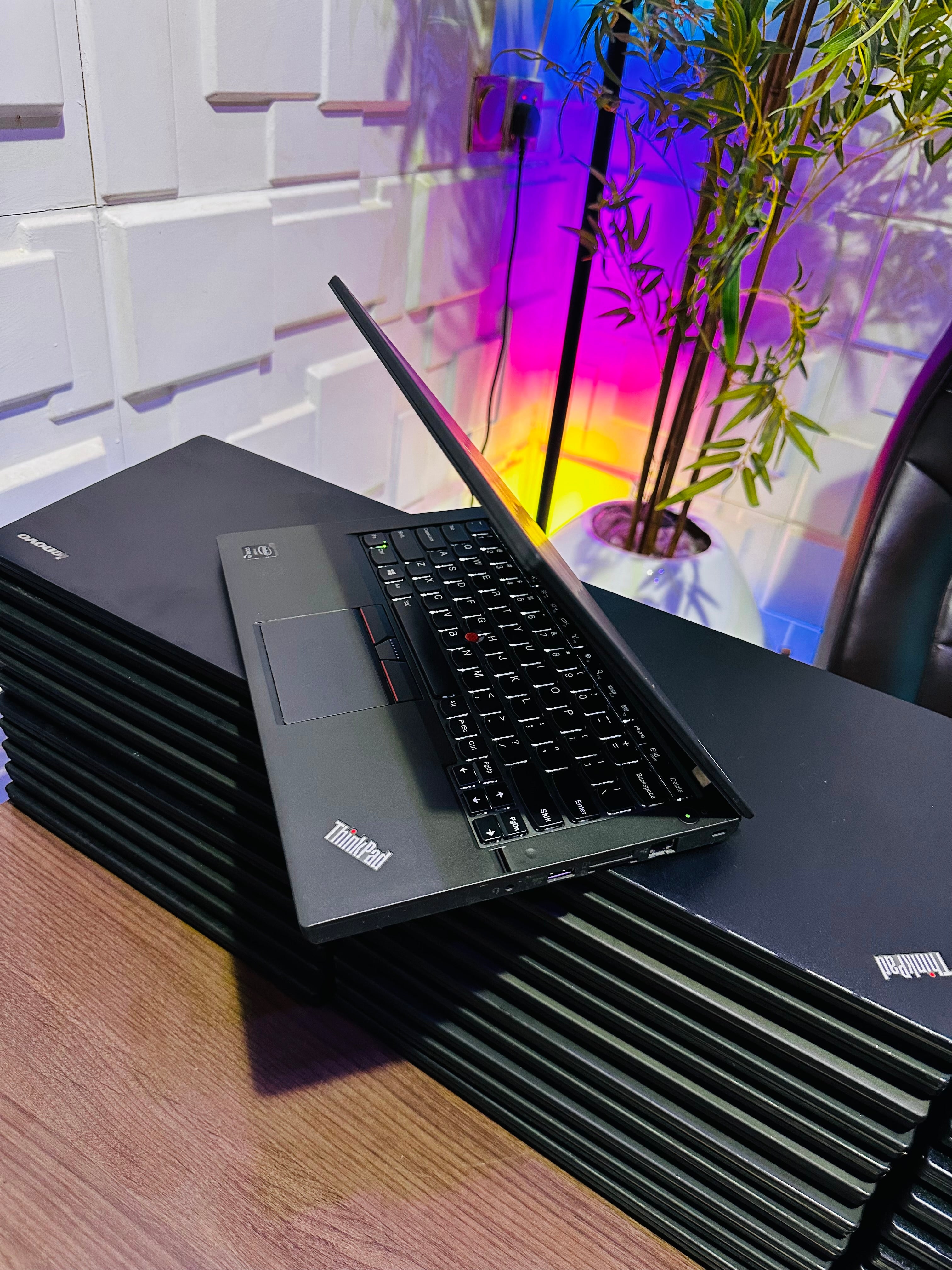 Lenovo ThinkPad X250 - Intel Core i5 - 256GB SSD - 8GB RAM - Keyboard Light - 2 Batteries - (Minor body crack)
