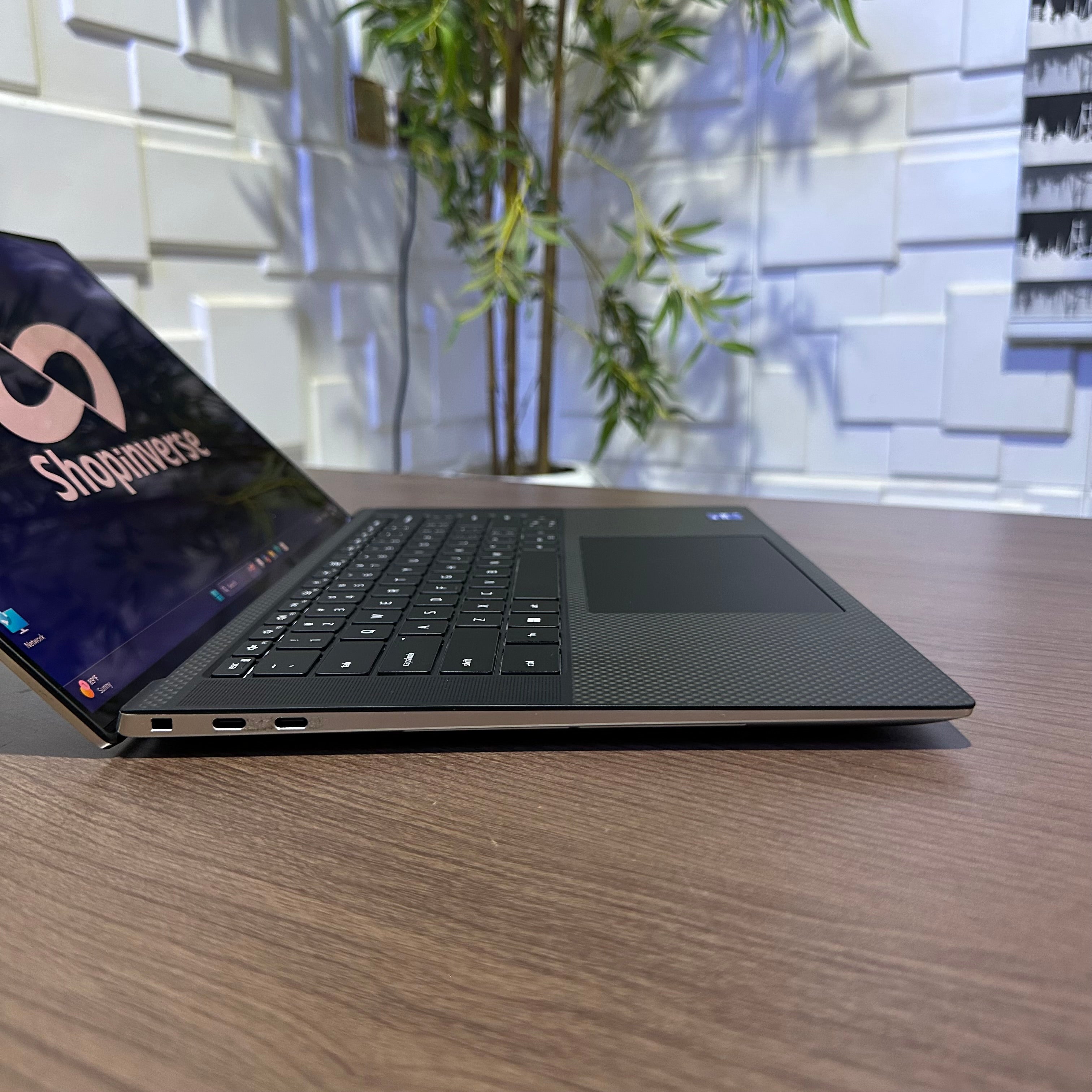 Dell XPS 17 9700 - 10th Gen Intel Core i9 - 512GB SSD - 16GB RAM - 6GB Nvidia GeForce RTX 2060 - Keyboard Light - 4K Display - Touchscreen - (Tiny line on screen)