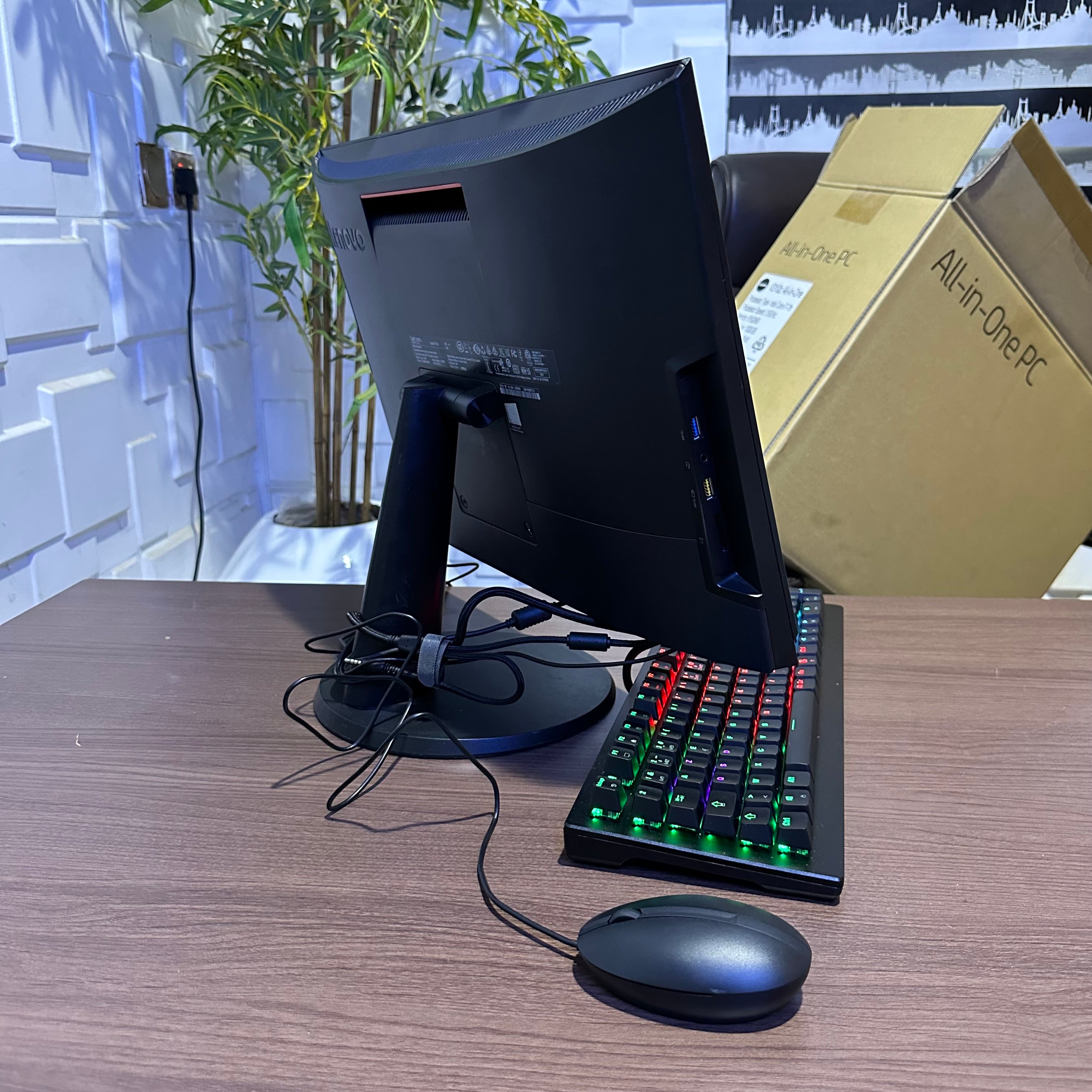 Lenovo V310z All-in-One - 7th Gen. Intel Core i3 - 1TB HDD - 8GB RAM