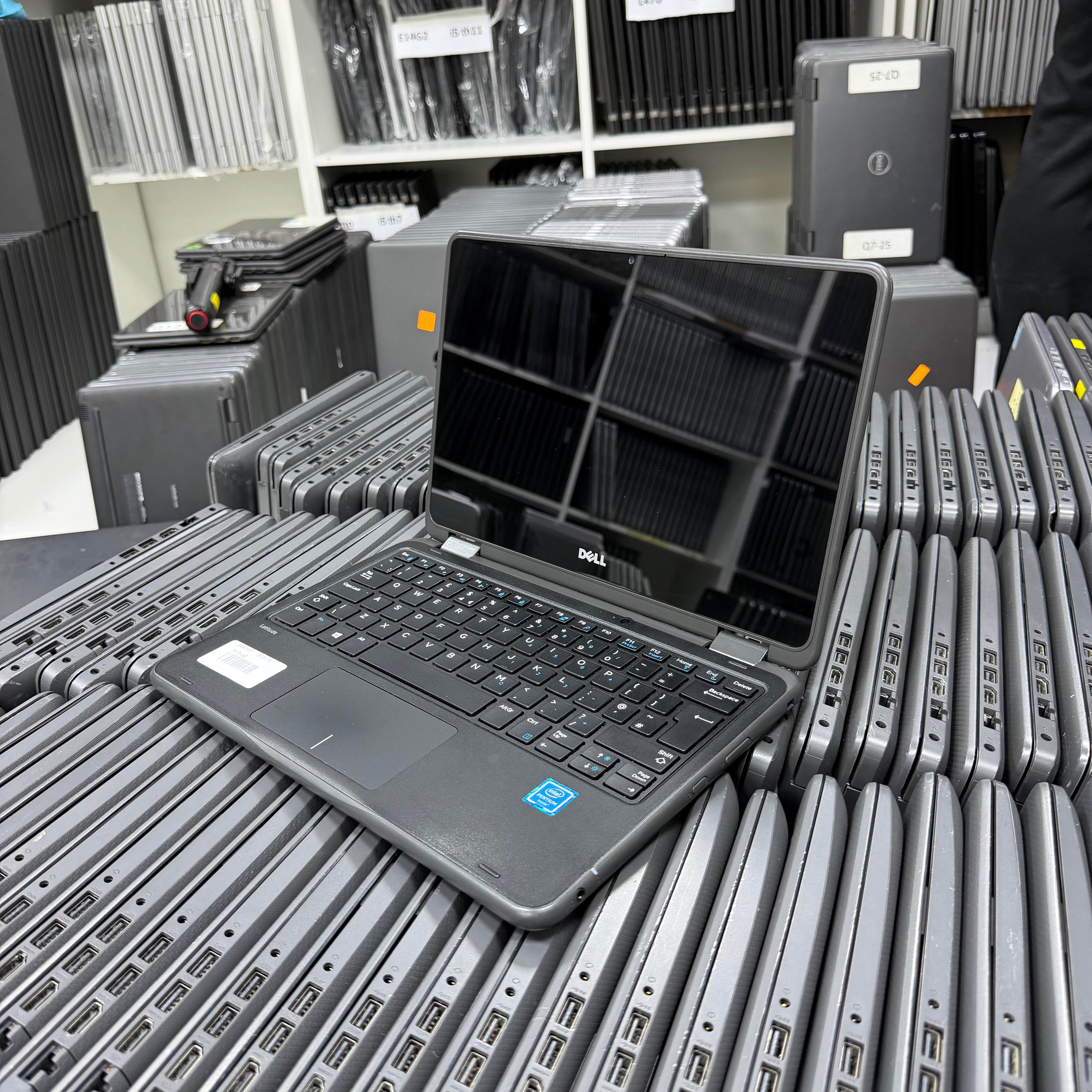 Dell Latitude 3189 2-in-1 | Intel Pentium N4200 | 8GB RAM | 256GB SSD | Touchscreen