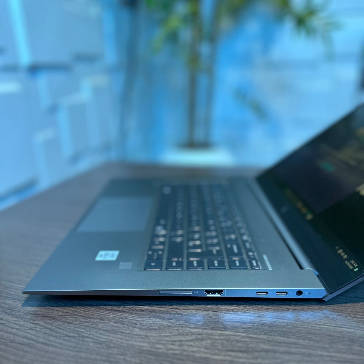 HP zBook Studio G7 - 10th Gen. Intel Core i9 - 512GB SSD - 32GB RAM - 4GB Nvidia Quadro - keyboard Light