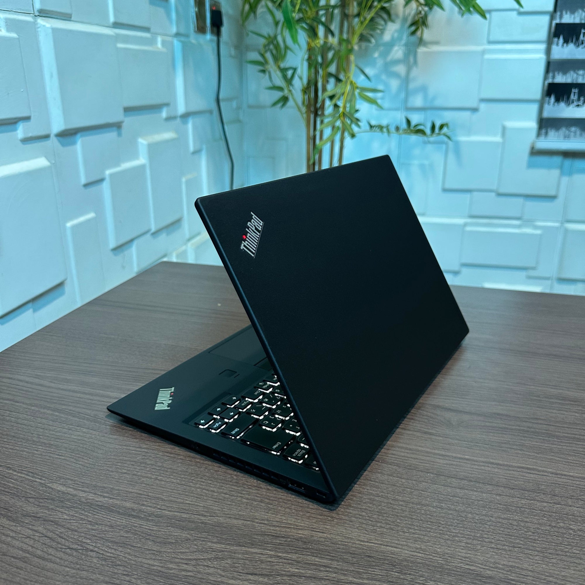 Lenovo ThinkPad X1 Carbon | 7th Gen Core i5 | 8GB RAM | 256GB SSD | Backlit Keyboard