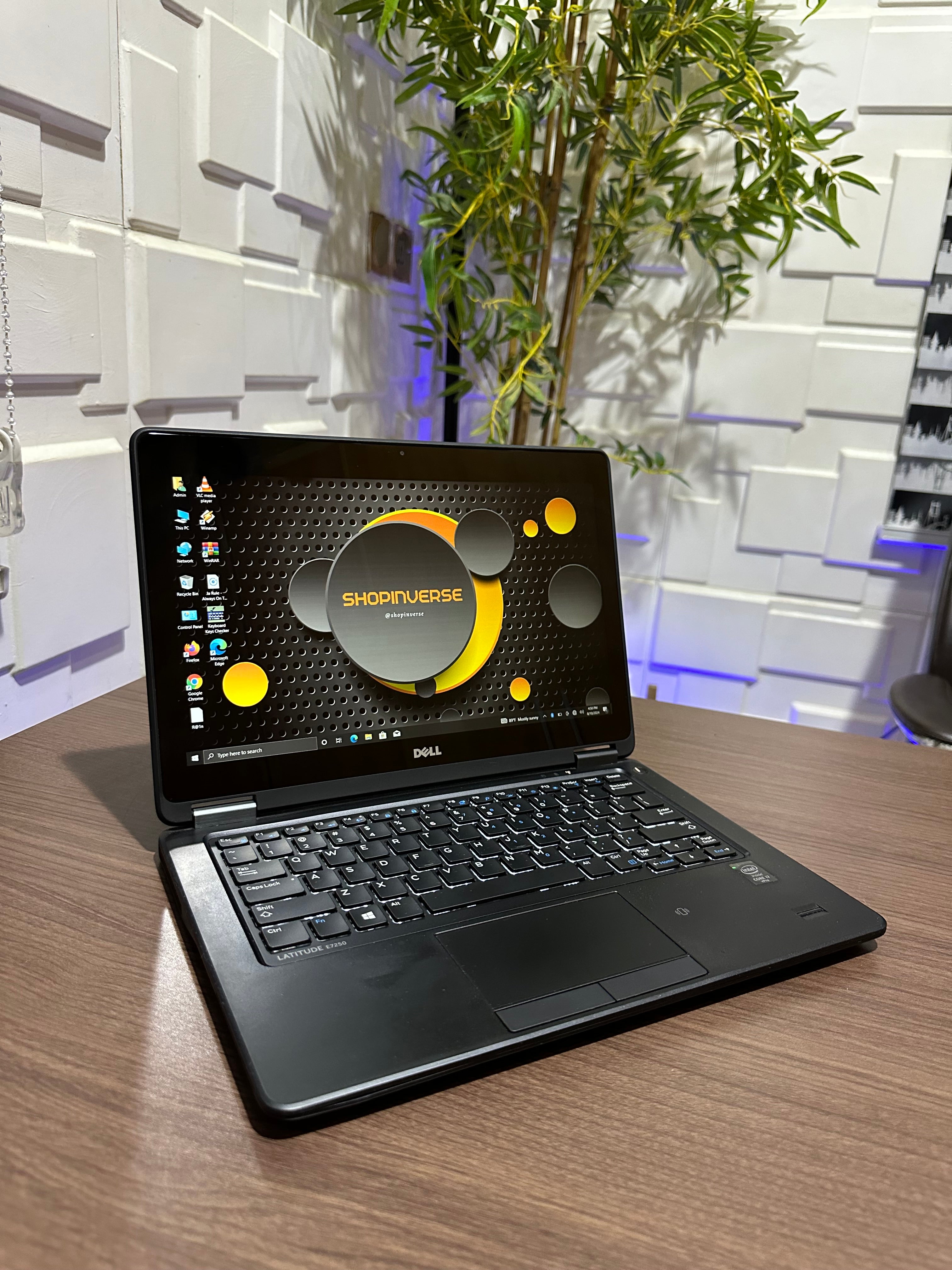 Dell Latitude E7250 - Intel Core i5 - 256GB SSD - 8GB RAM - Touchscreen - (Minor body scratch)