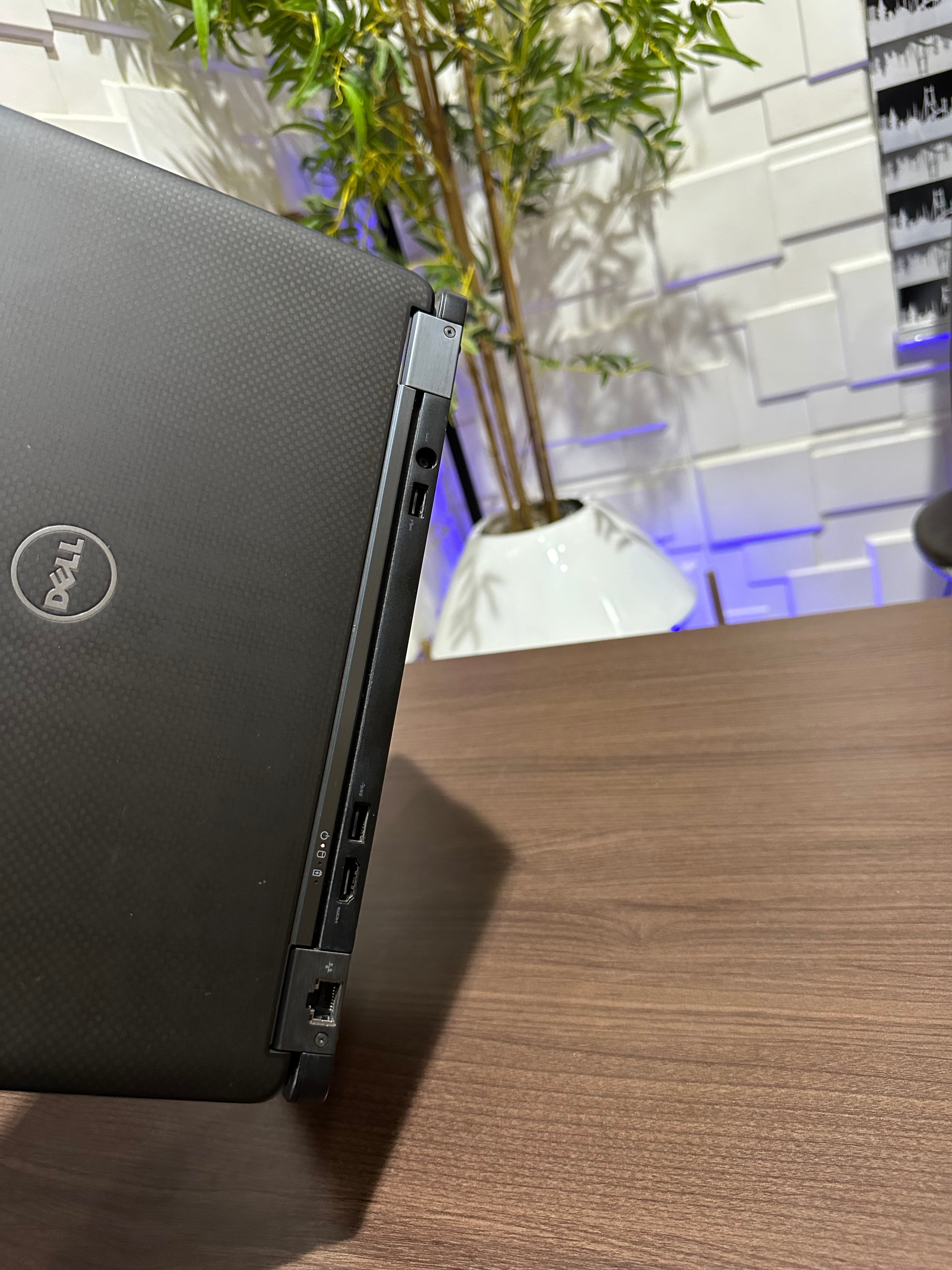 Dell Latitude E7250 - Intel Core i5 - 256GB SSD - 8GB RAM - Touchscreen - (Minor body scratch)